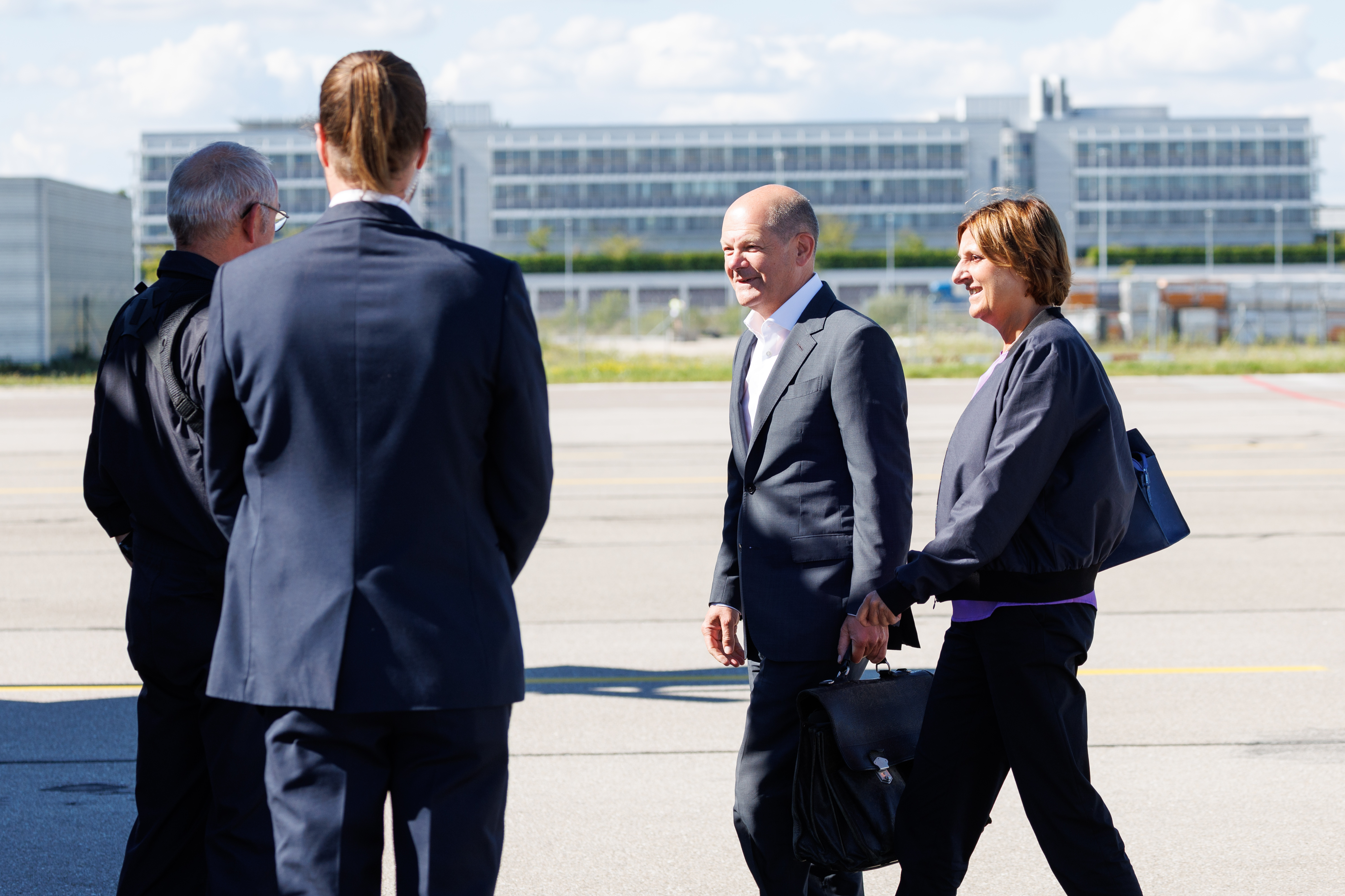 Ankunft von Bundeskanzler Olaf Scholz und seiner Frau Britta Ernst auf dem Flughafen München. Von hier aus geht es mit dem Hubschrauber weiter zum Schloss Elmau - dem Tagungsort des G7 Gipfels.