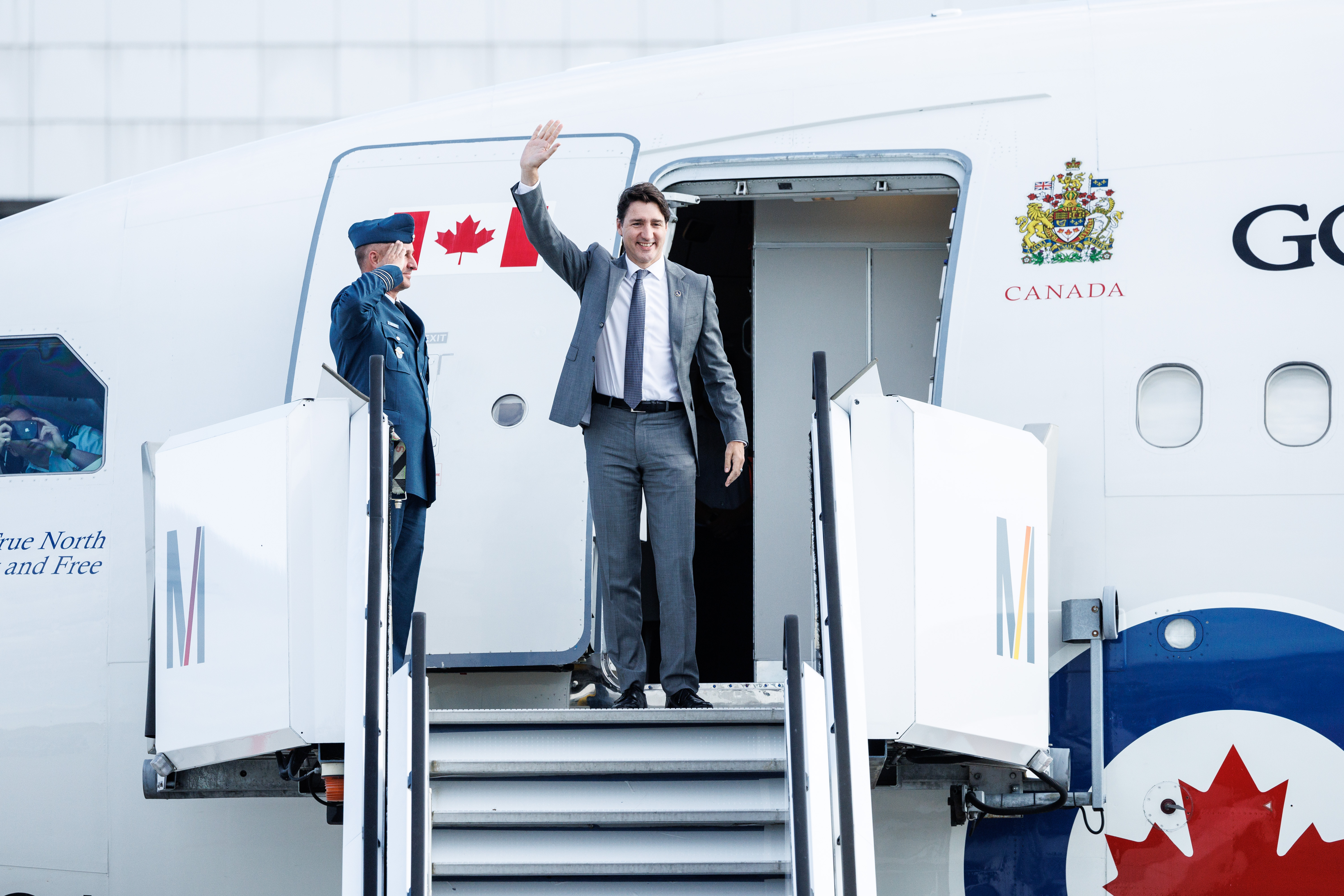 Justin Trudeau (Premierminister Kanada), grüßt bei der Ankunft am Flughafen München.