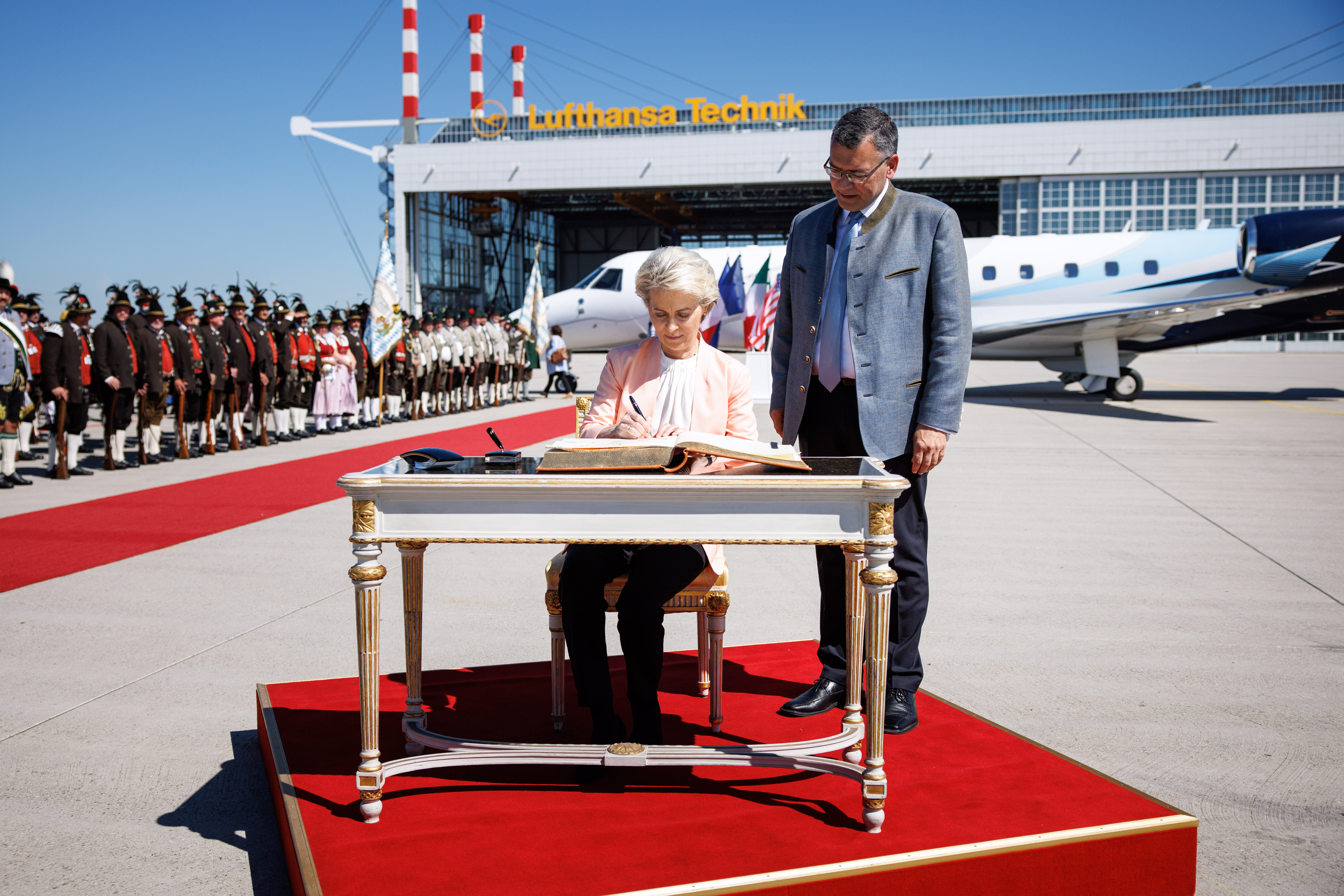 Ankunft Ursula von der Leyen (Präsidentin EU-Kommission), Eintragung in das Goldene Buch der Staatsregierung.