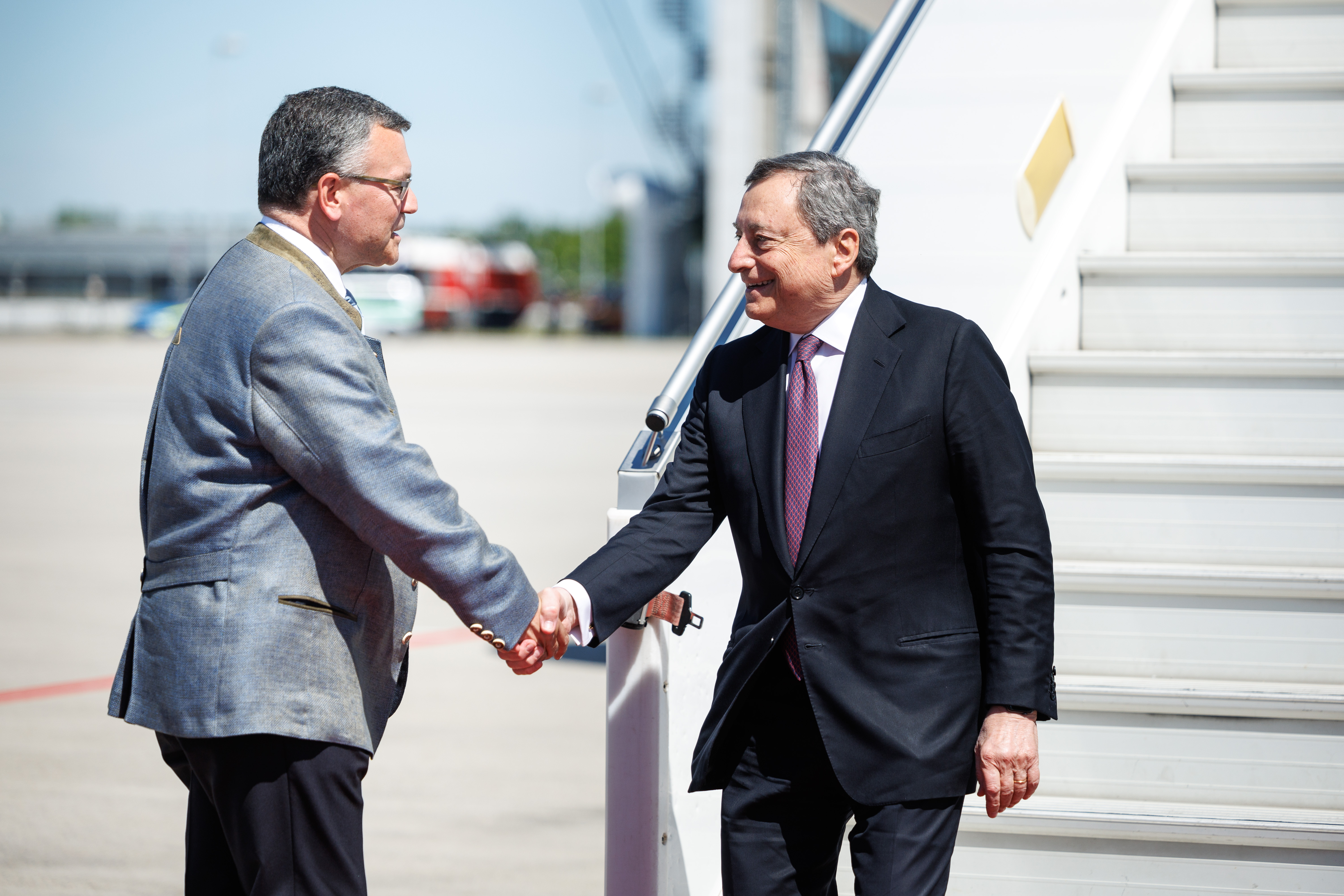 Mario Draghi (Ministerpräsident Italien), Begrüßung durch Florian Herrmann, Leiter der Bayerischen Staatskanzlei.