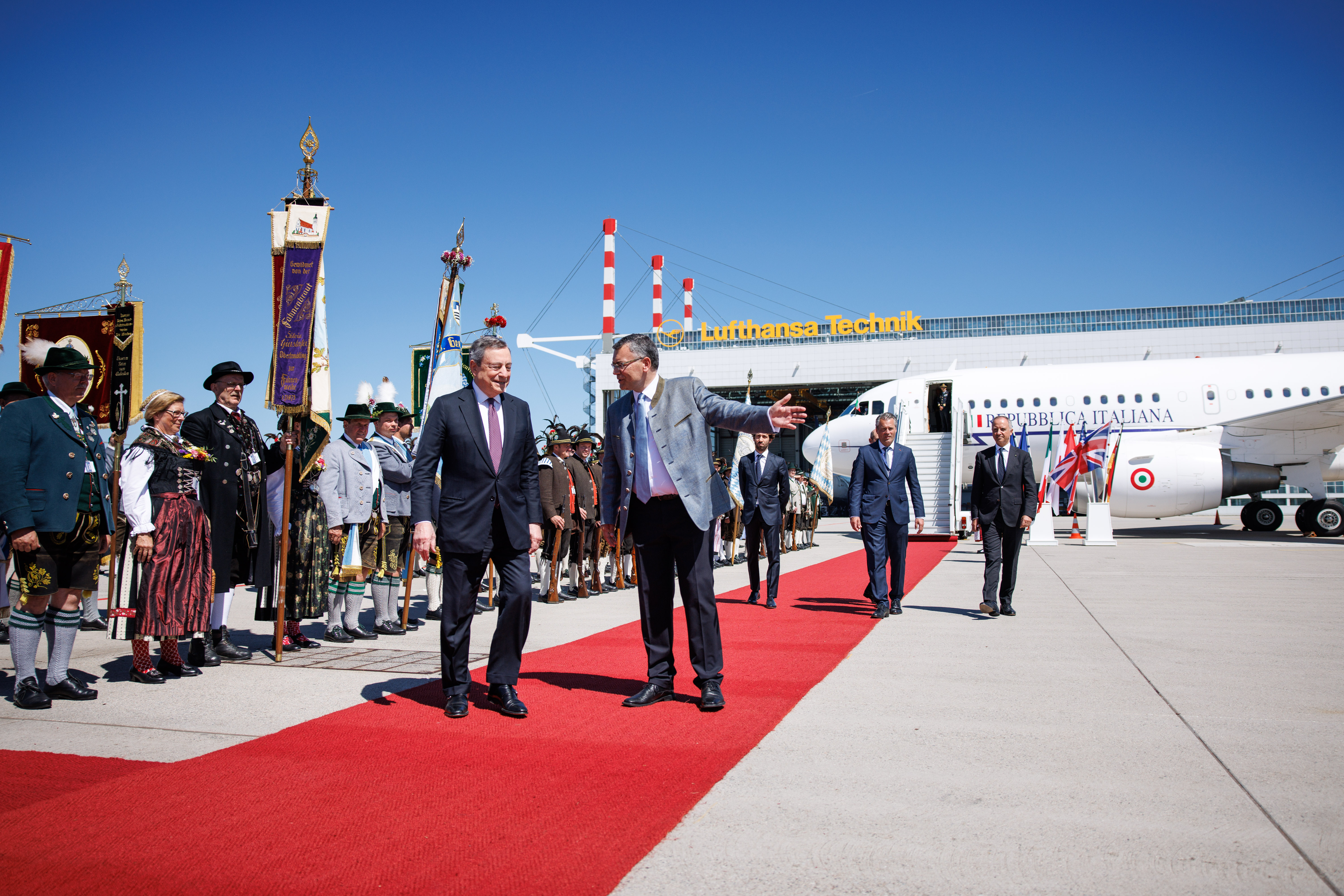 Mario Draghi (Ministerpräsident Italien), Begrüßung durch Florian Herrmann, Leiter der Bayerischen Staatskanzlei am Flughafen München.