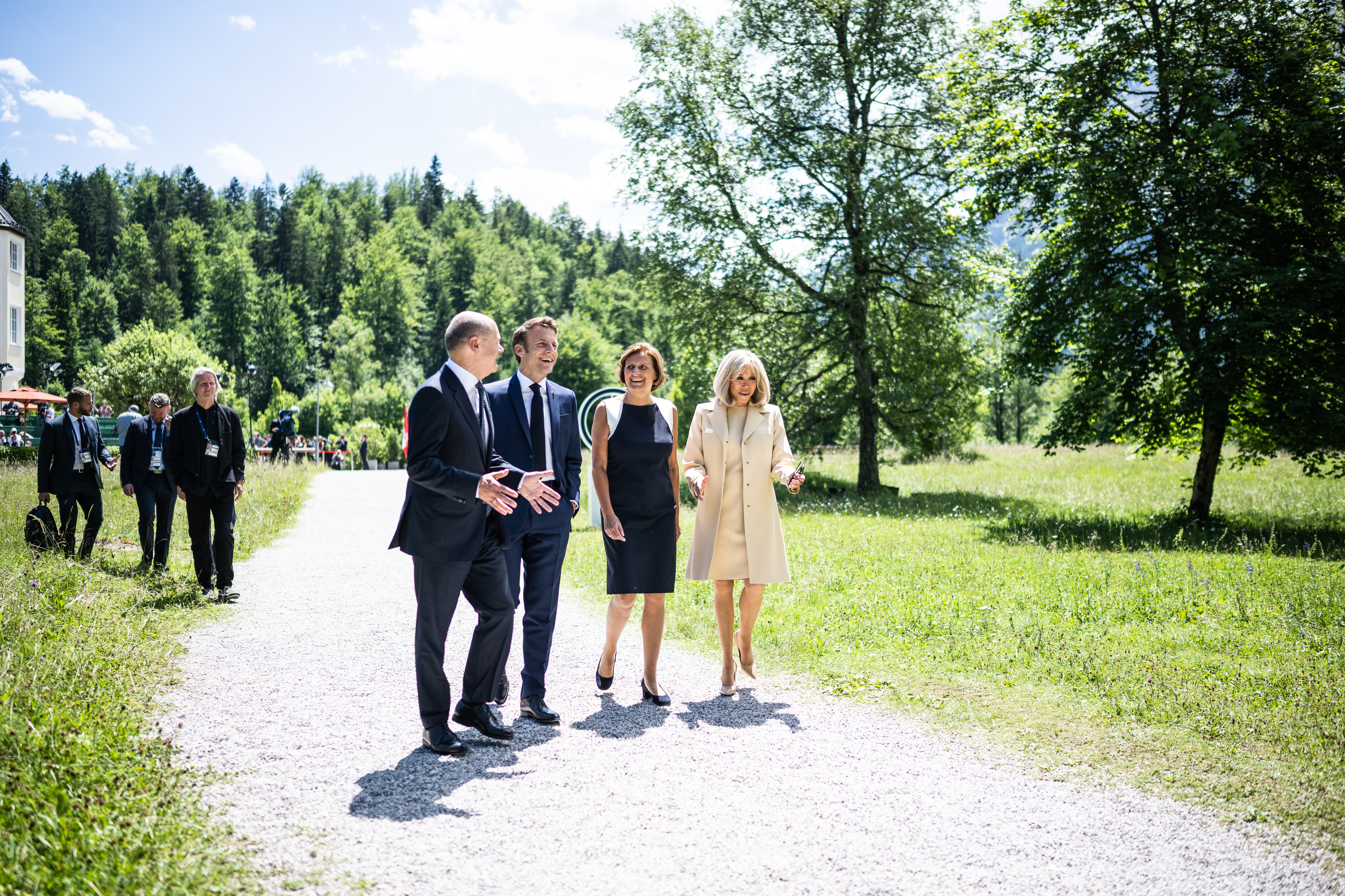 Bundeskanzler Olaf Scholz, seine Frau Britta Ernst, Emmanuel Macron (Präsident Frankreich) und dessen Frau Brigitte Macron, während der Begrüßung zum G7-Gipfel vor Schloss Elmau.