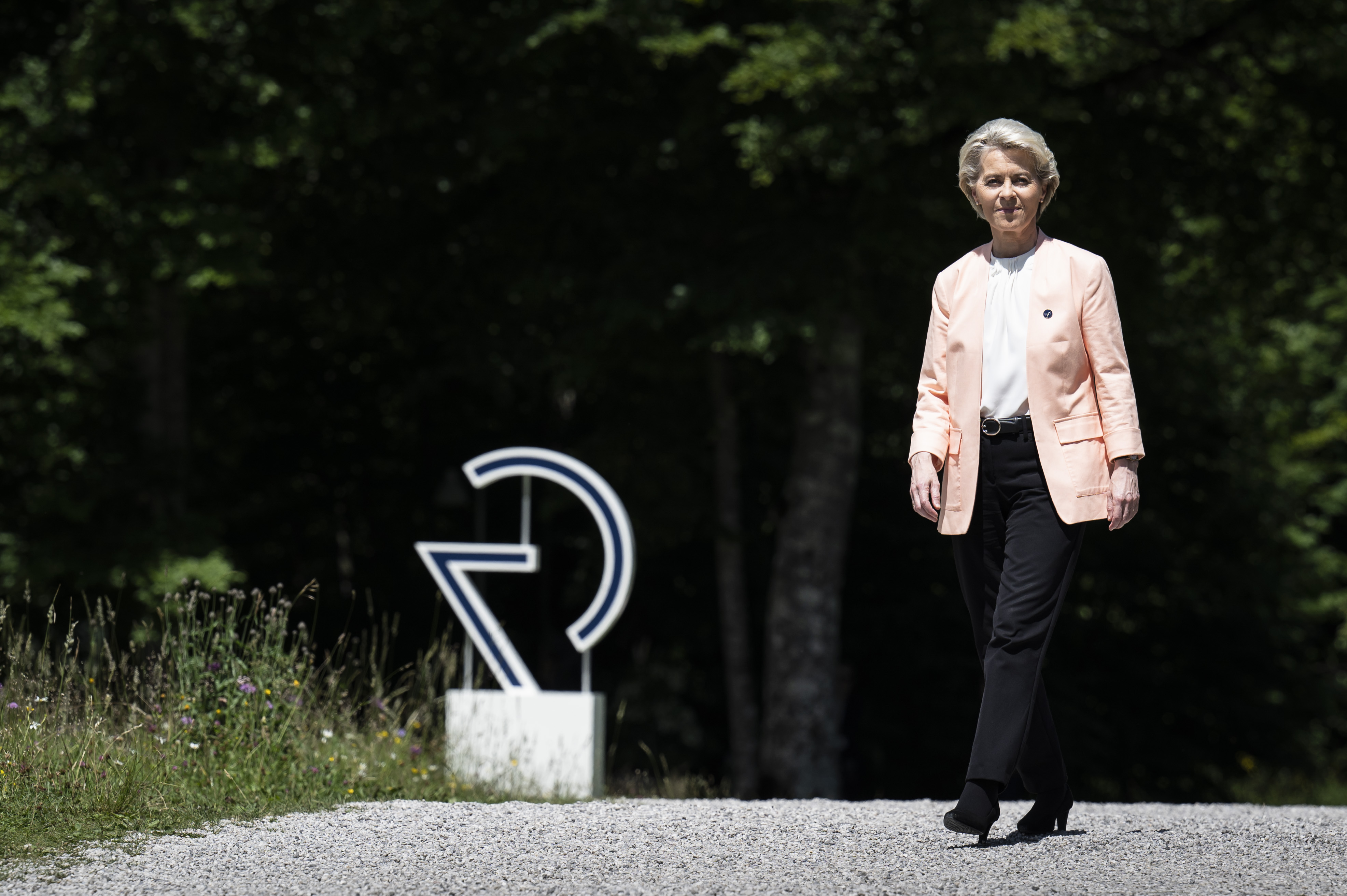 Ursula von der Leyen (Präsidentin EU-Kommission), auf dem Weg zur Begrüßung zum G7-Gipfel auf Schloss Elmau.