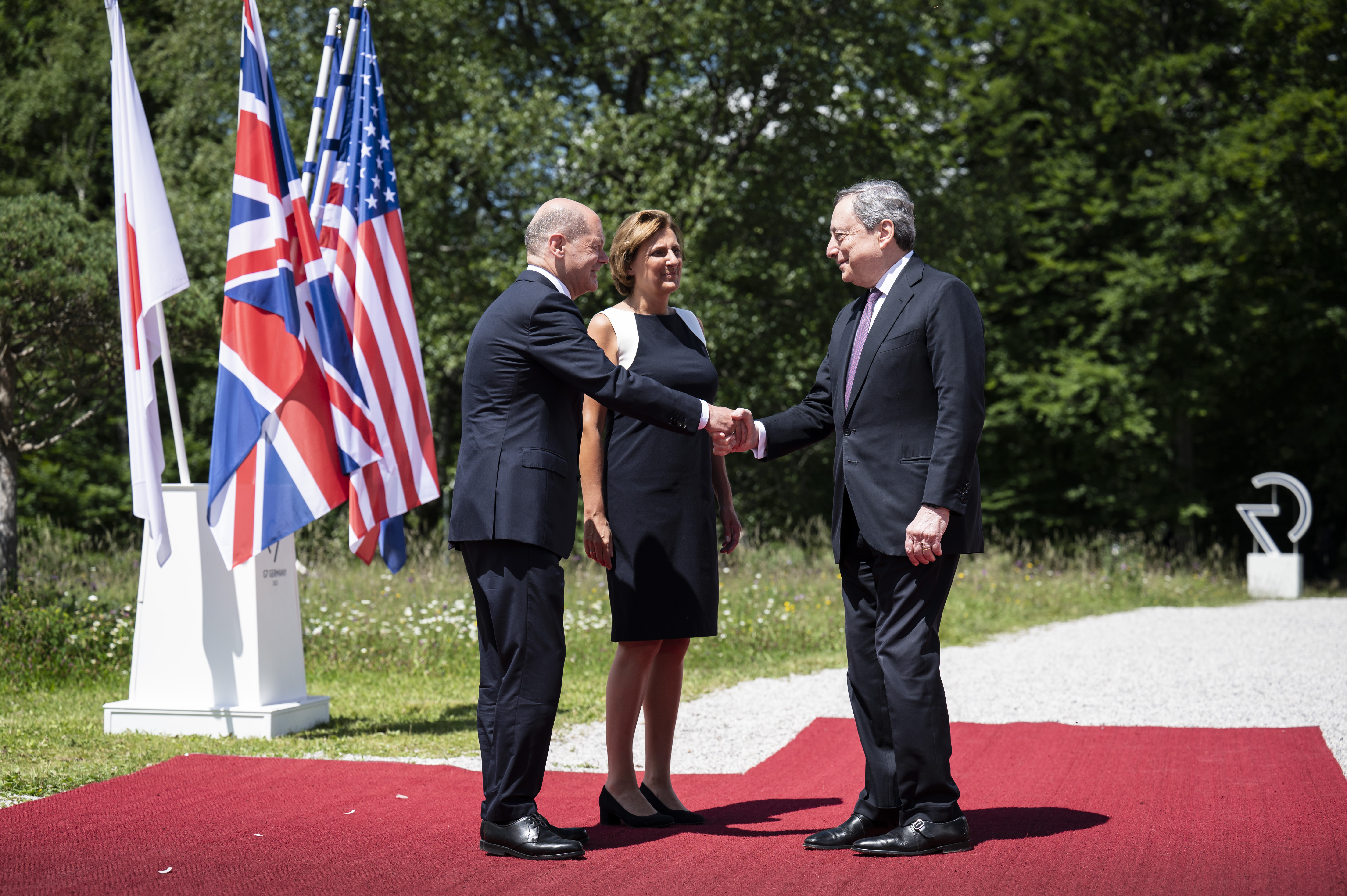 Bundeskanzler Olaf Scholz und seine Frau Britta Ernst begrüßen Mario Draghi (Ministerpräsident Italien) zum G7-Gipfel auf Schloss Elmau.