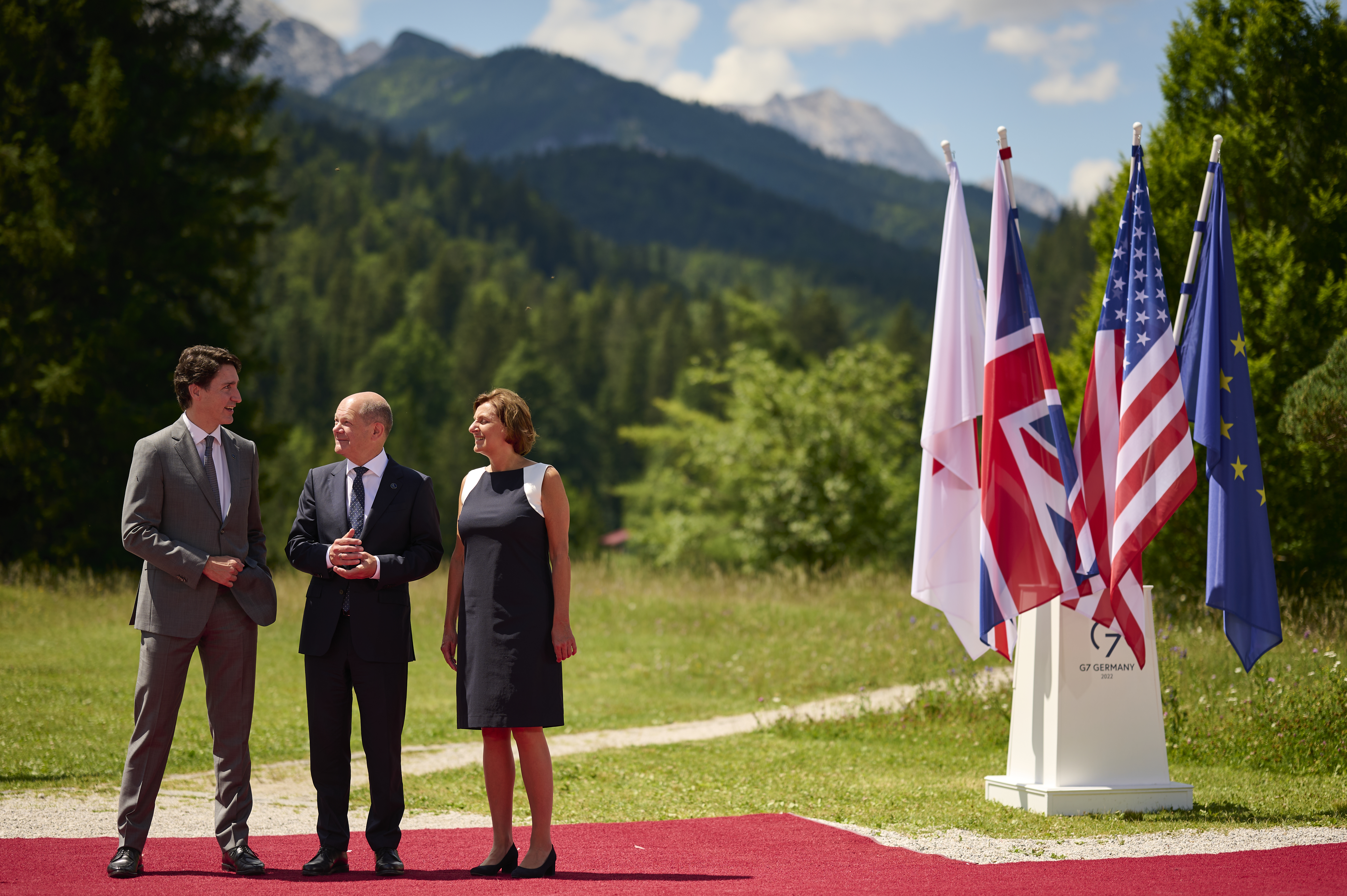Bundeskanzler Olaf Scholz und seine Frau Britta Ernst begrüßen Justin Trudeau (Premierminister Kanada) zum G7-Gipfel auf Schloss Elmau.