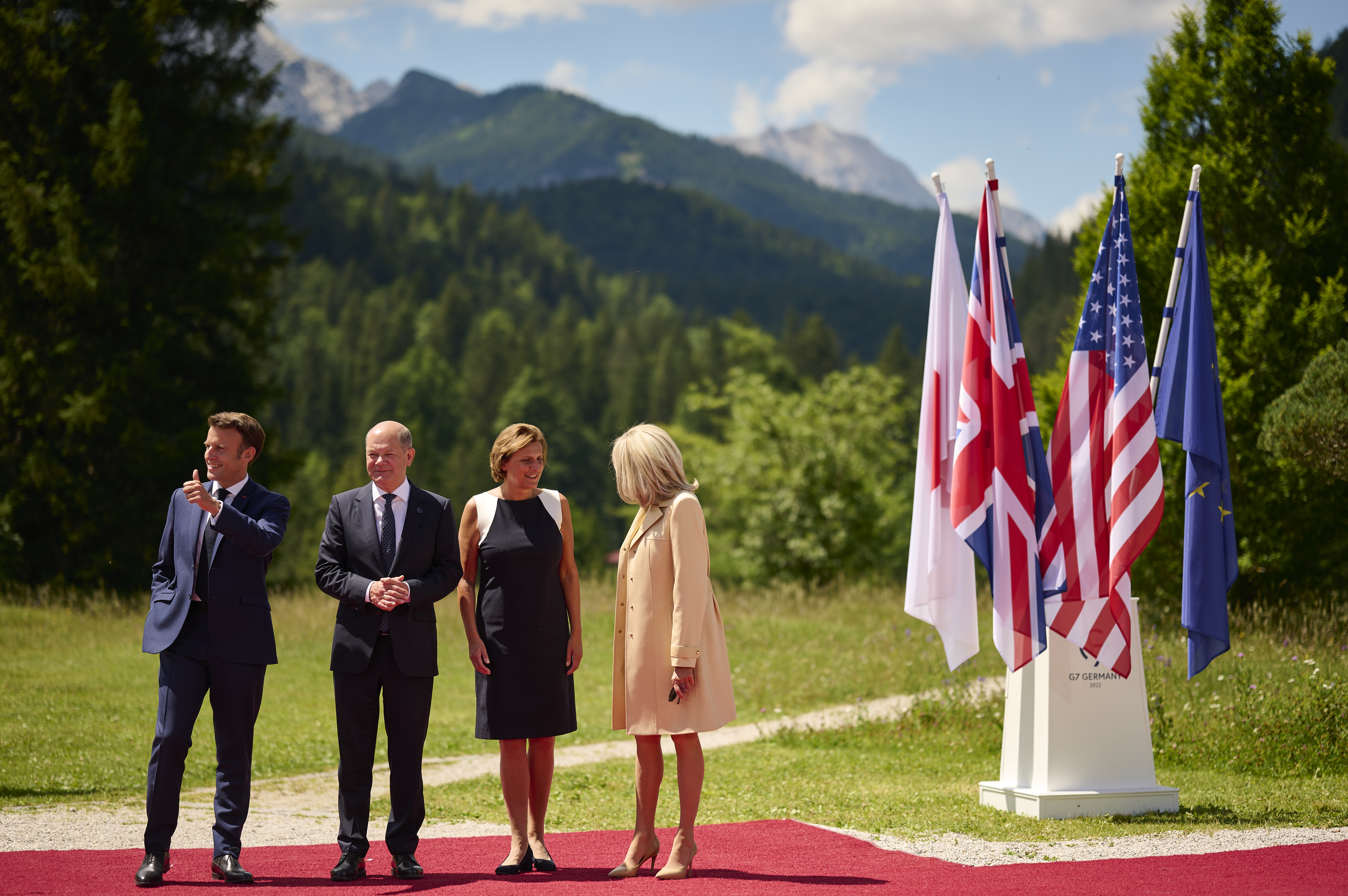 Bundeskanzler Olaf Scholz und seine Frau Britta Ernst begrüßen Emmanuel Macron (Präsident Frankreich) und seine Frau Brigitte zum G7-Gipfel auf Schloss Elmau.