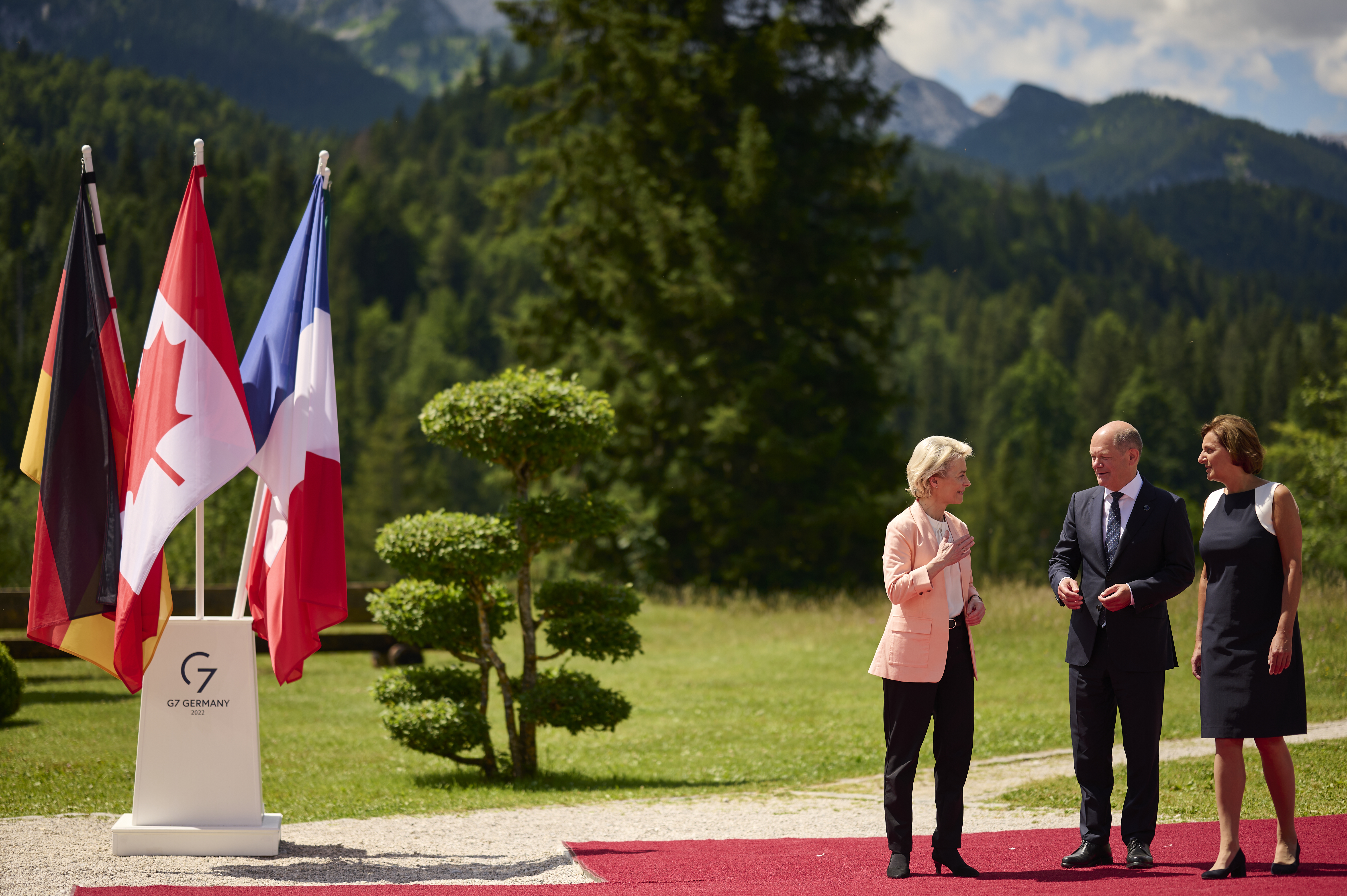 Bundeskanzler Olaf Scholz und seine Frau Britta Ernst begrüßen Ursula von der Leyen (Präsidentin EU-Kommission) zum G7-Gipfel auf Schloss Elmau.