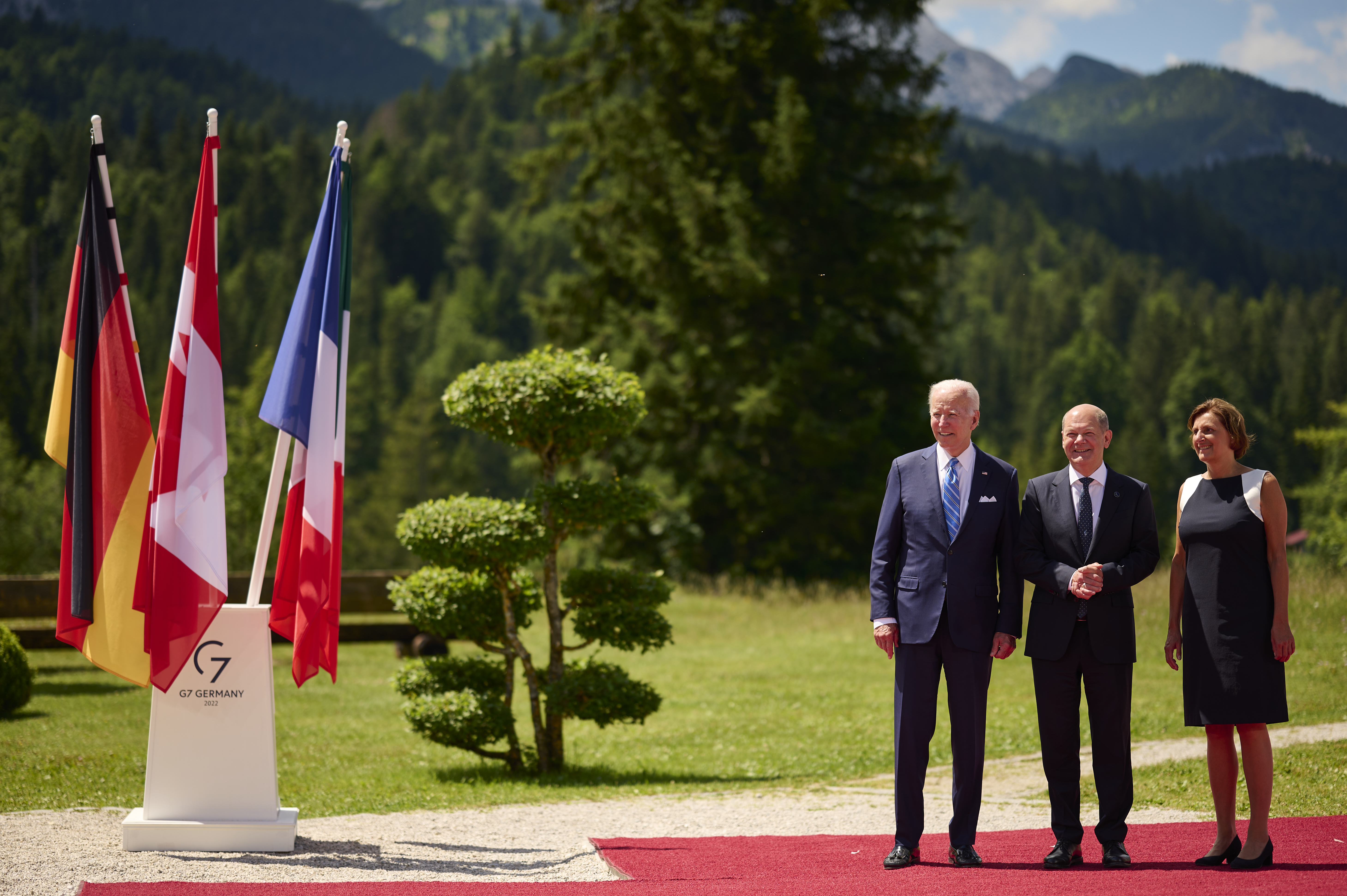 Bundeskanzler Olaf Scholz und seine Frau Britta Ernst begrüßen Joe Biden (Präsident USA) zum G7-Gipfel auf Schloss Elmau.