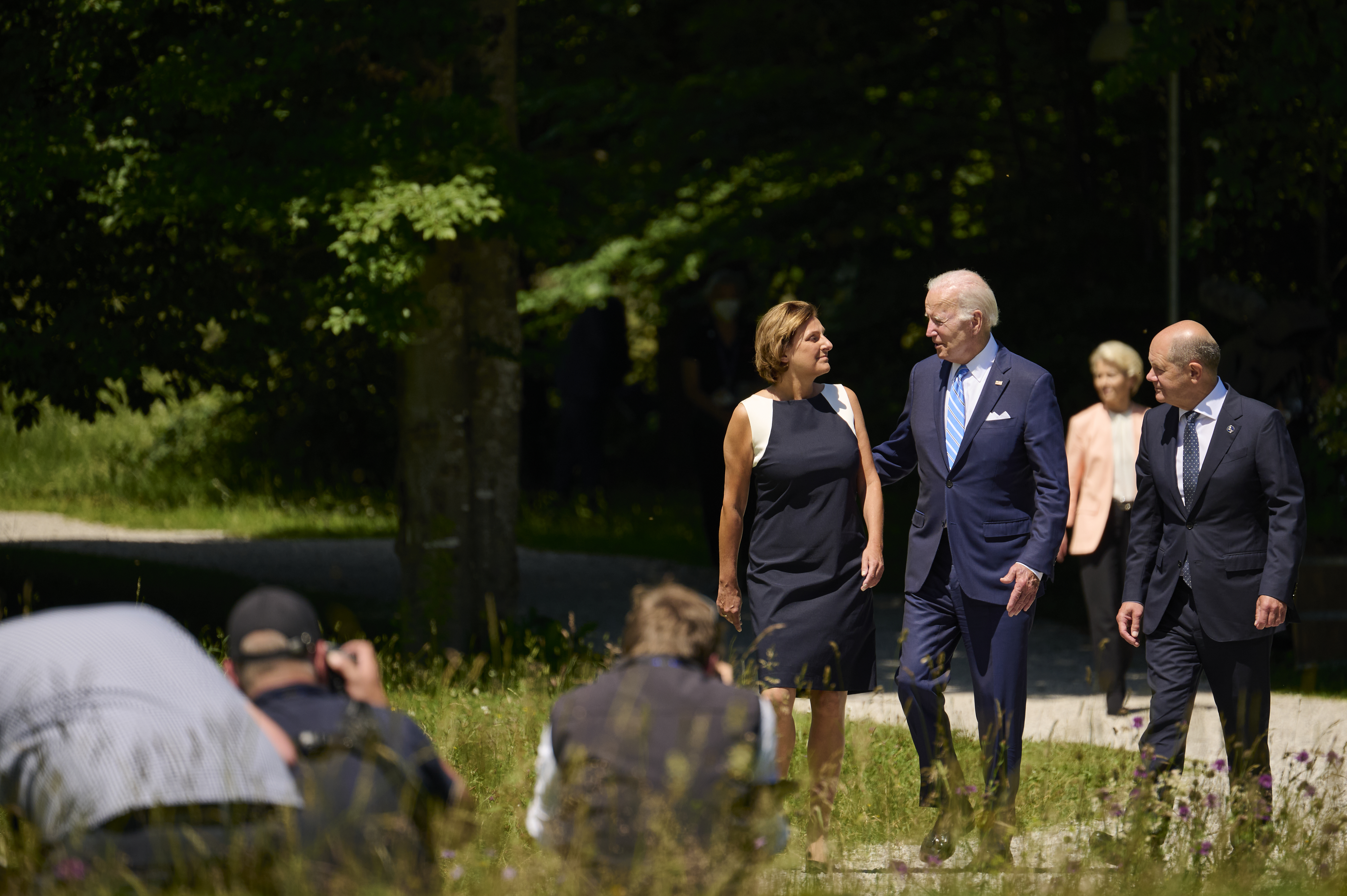 Bundeskanzler Olaf Scholz und seine Frau Britta Ernst begleiten Joe Biden (Präsident USA) nach der Begrüßung zur ersten Arbeitssitzung der G7l auf Schloss Elmau.