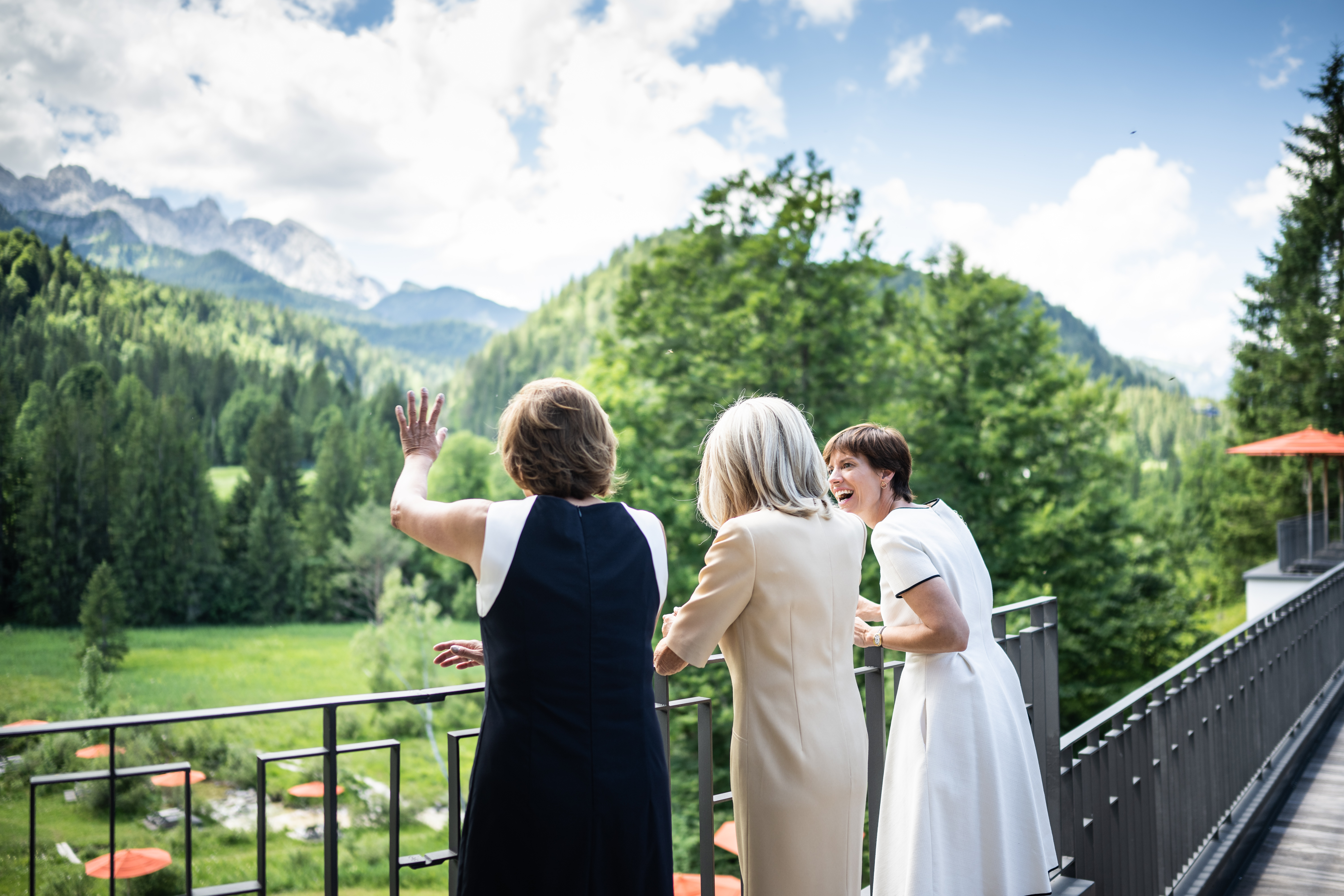 Britta Ernst (l) zeigt Brigitte Macron (m) und Amélie Derbaudrenghien den Ausblick auf das Wettersteingebirge vor dem gemeinsamen Mittagessen auf Schloss Elmau.