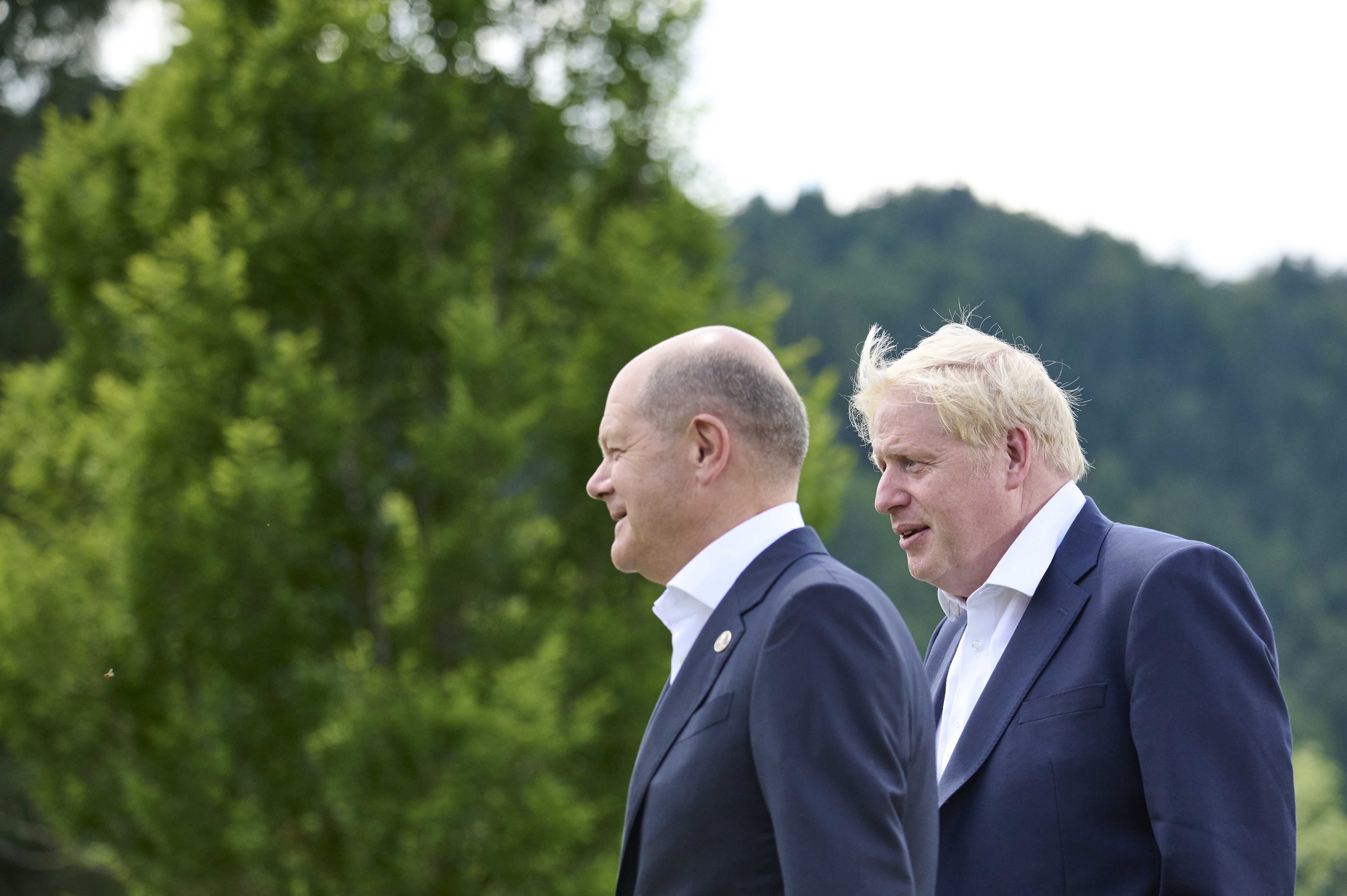 Bundeskanzler Olaf Scholz und Boris Johnson (Premierminister Großbritannien) auf dem Weg zum Familienfoto.