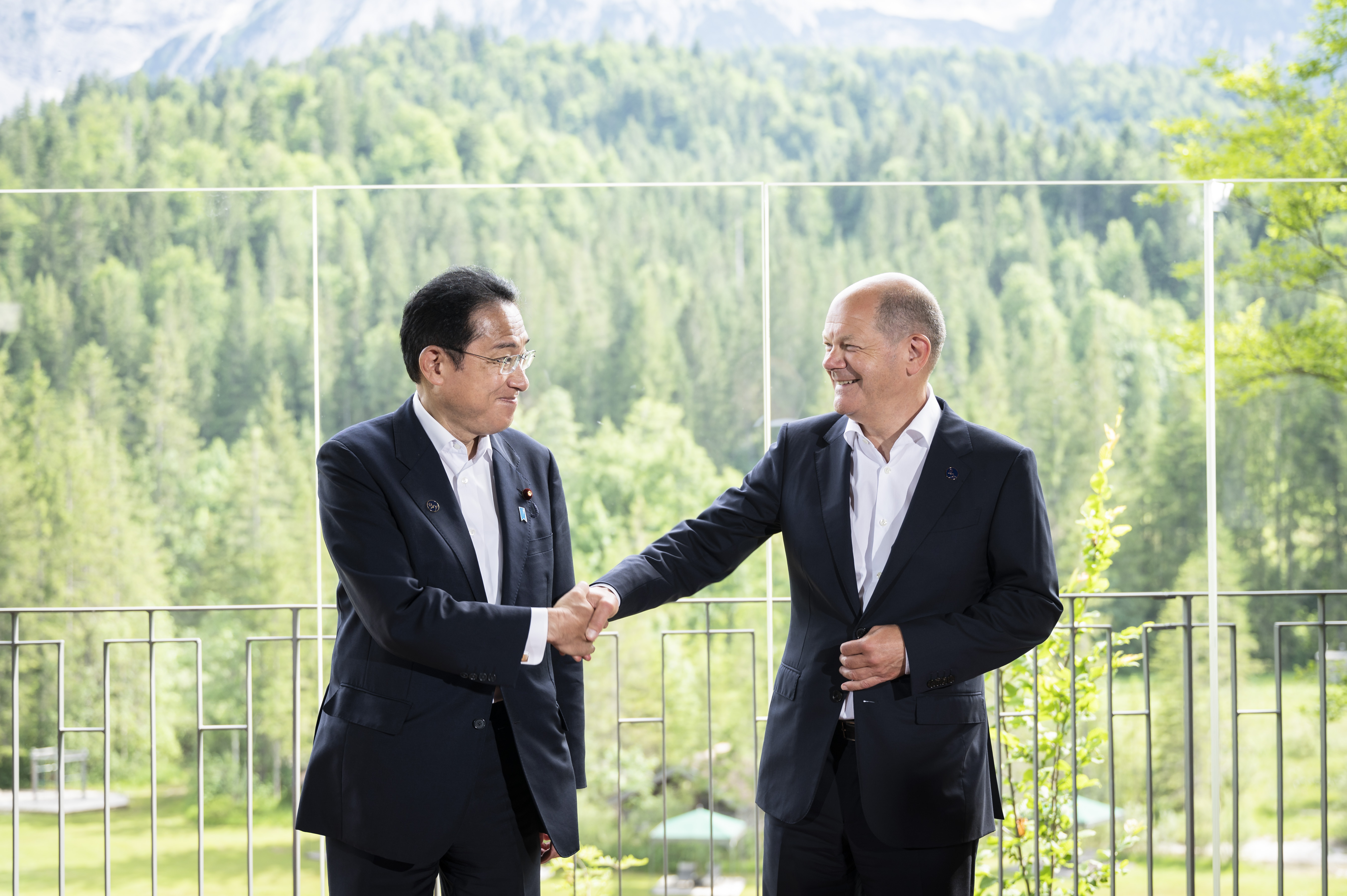 Bundeskanzler Olaf Scholz und Fumio Kishida (Ministerpräsident Japan) während eines bilateralen Gesprächs.