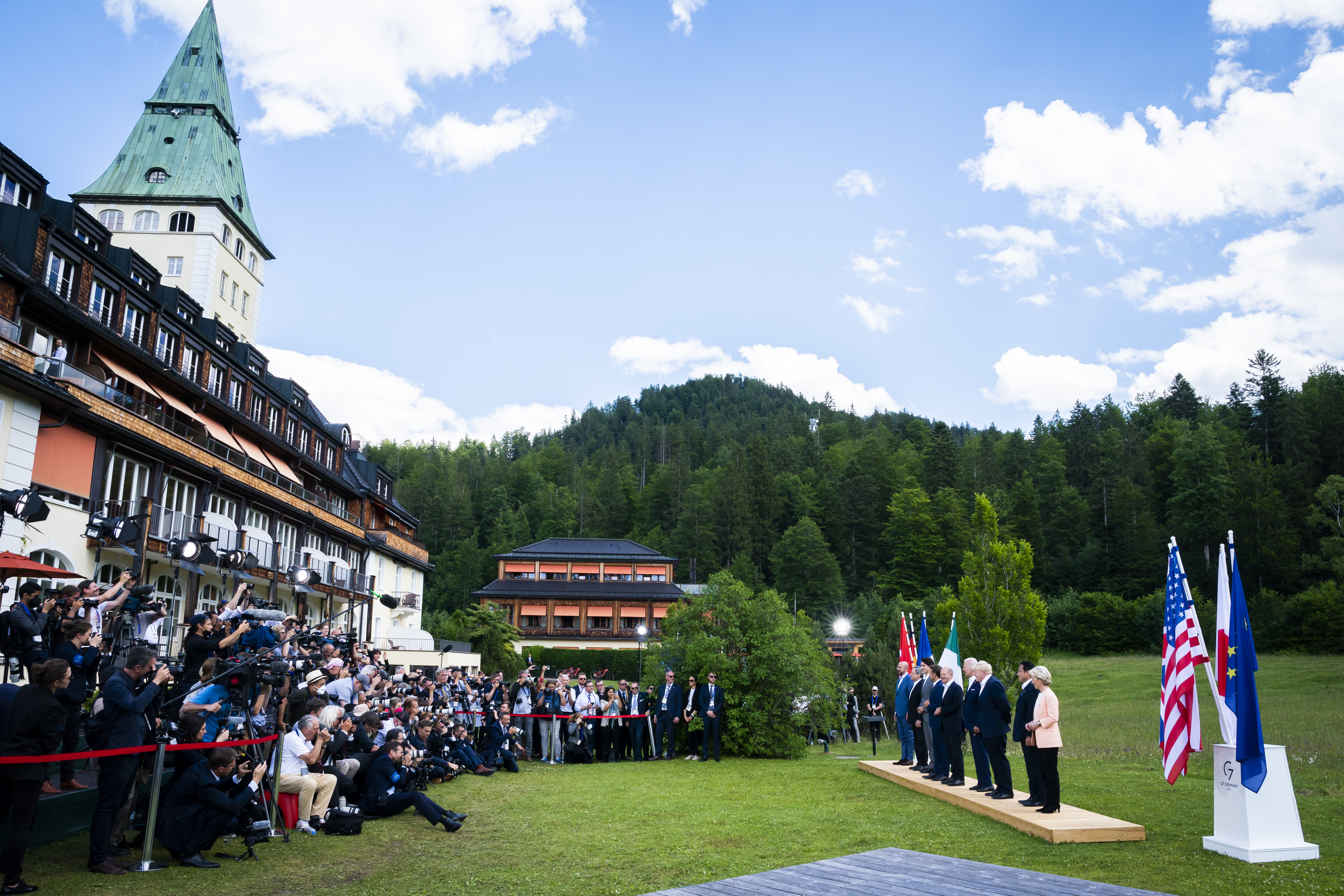 Familienfoto der G7 Staats- und Regierungschefs vor Schloss Elmau.