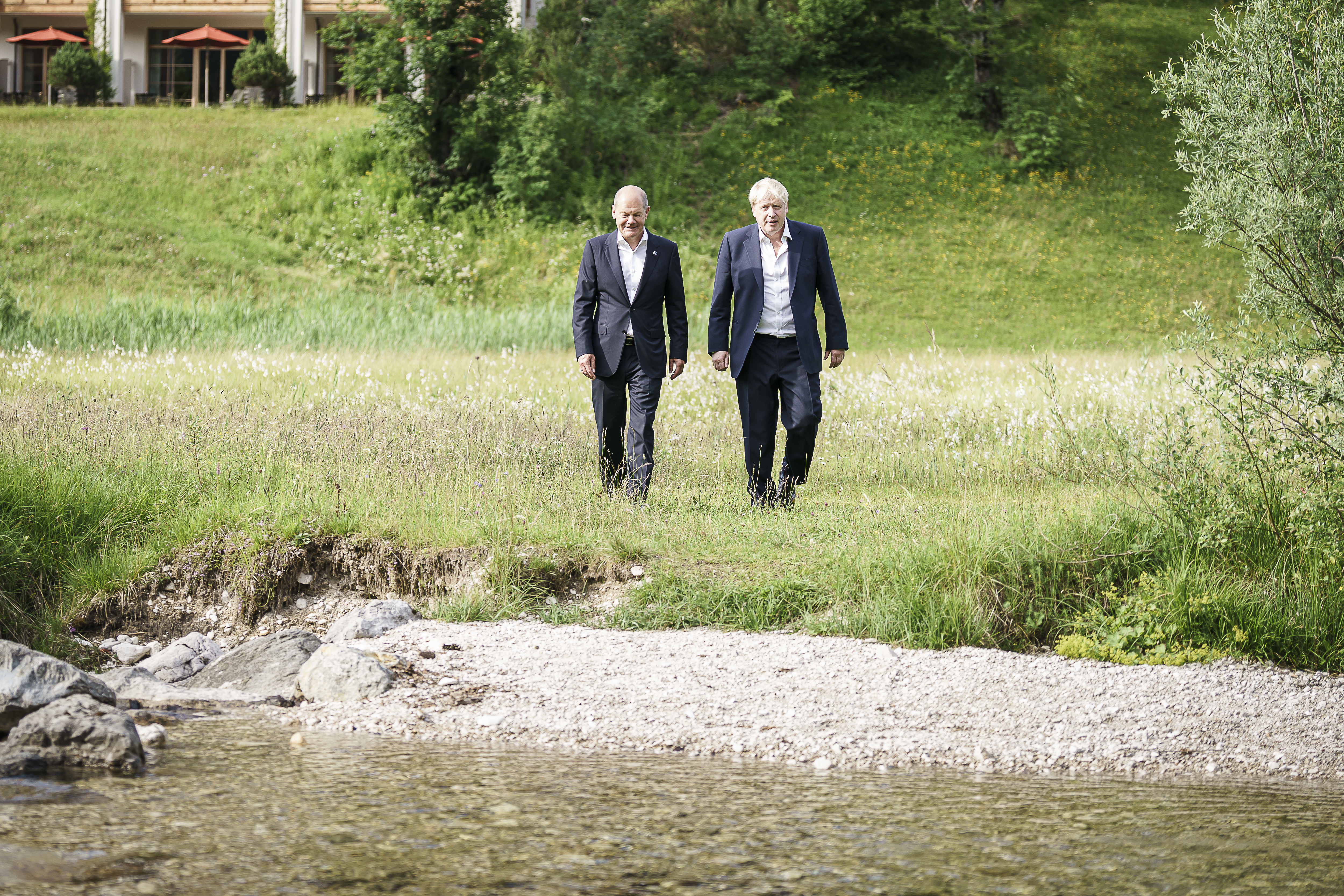 Bilaterales Gespräch zwischen Bundeskanzler Olaf Scholz dem britischen Premierminister Boris Johnson während eines Spaziergangs.