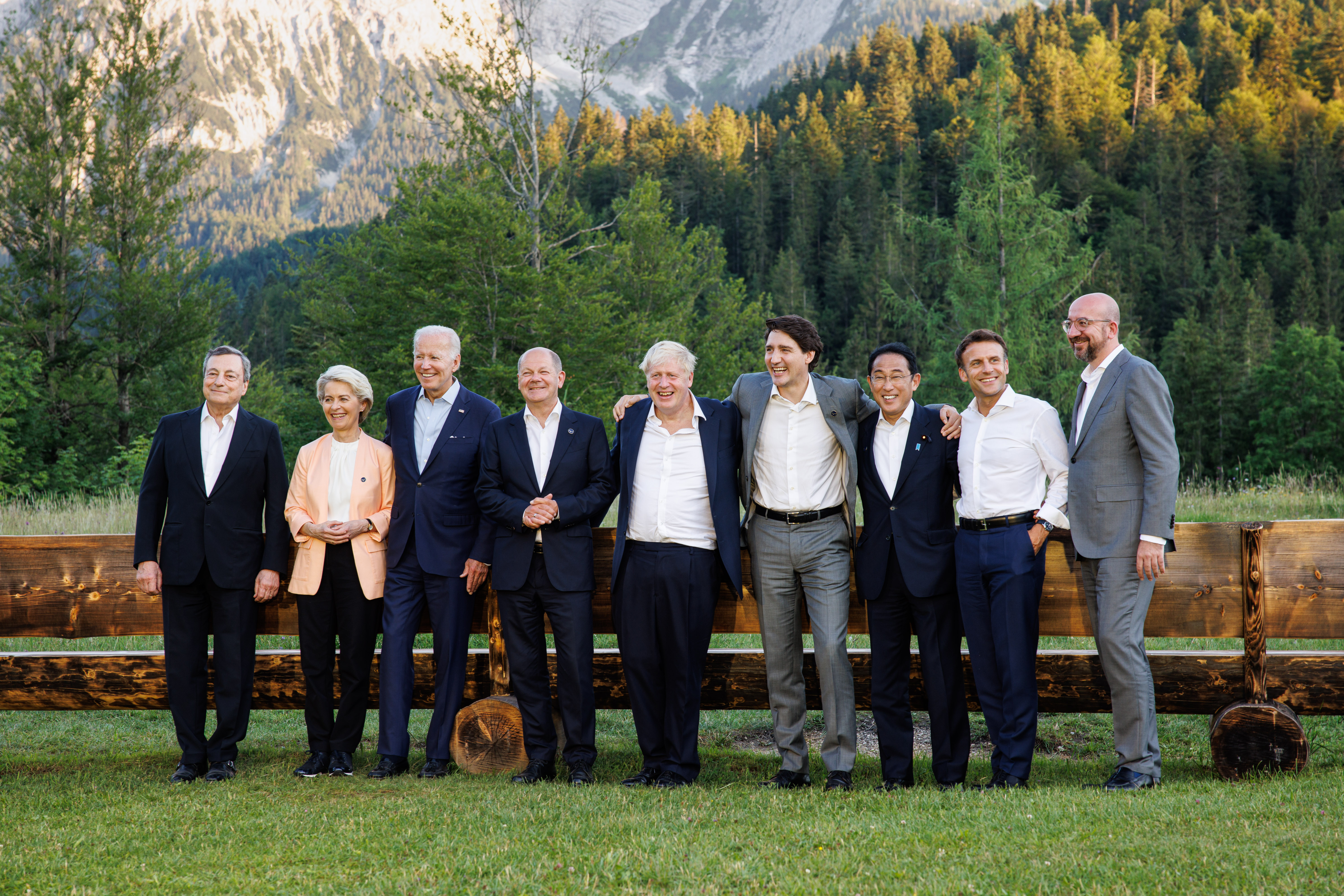 Gruppenfoto der G7 Teilnehmer vor Gebirge