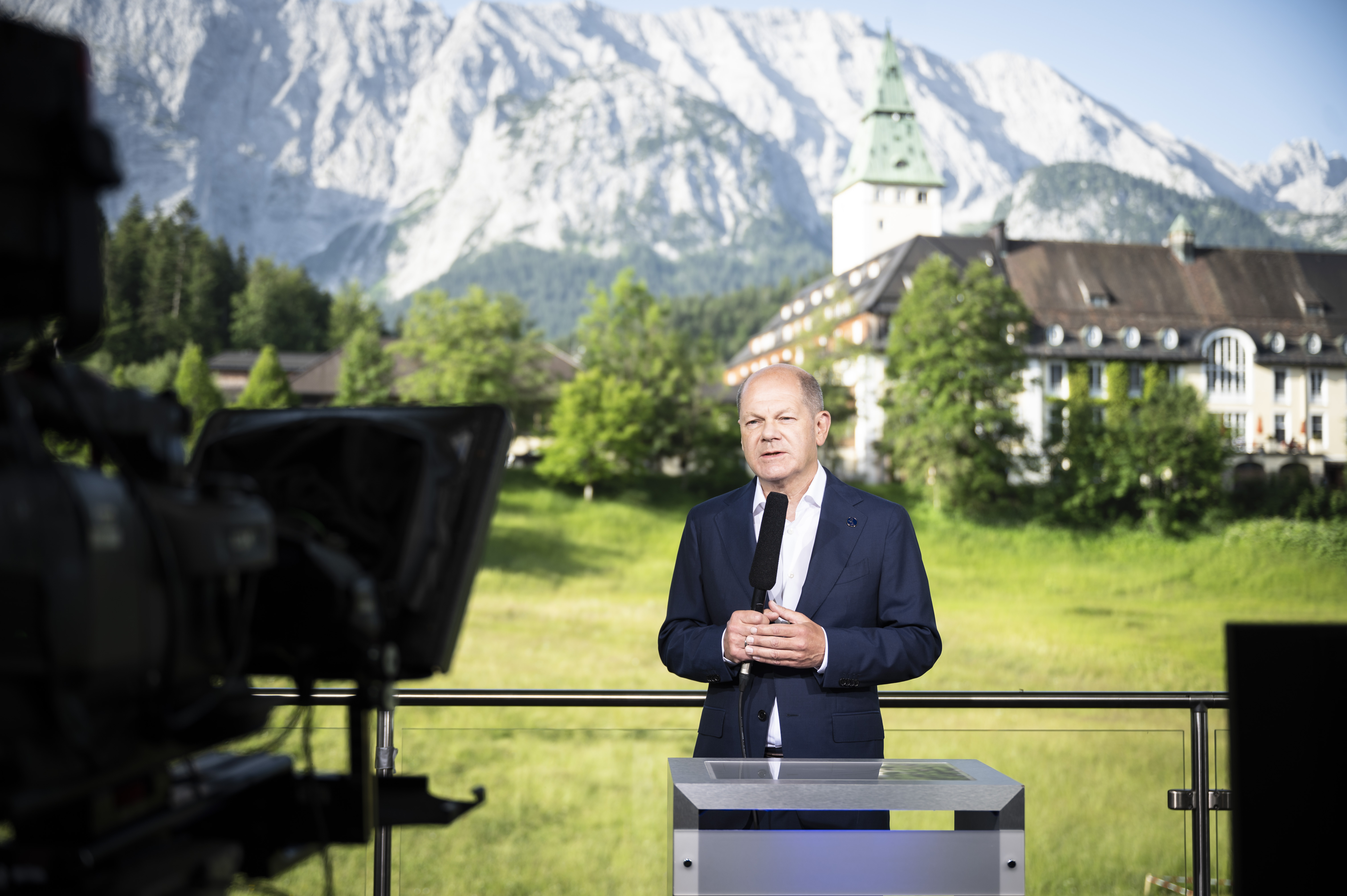 Bundeskanzler Olaf Scholz während einer TV-Schalte mit dem ZDF-Morgenmagazin. Im Hintergrund Schloss Elmau.