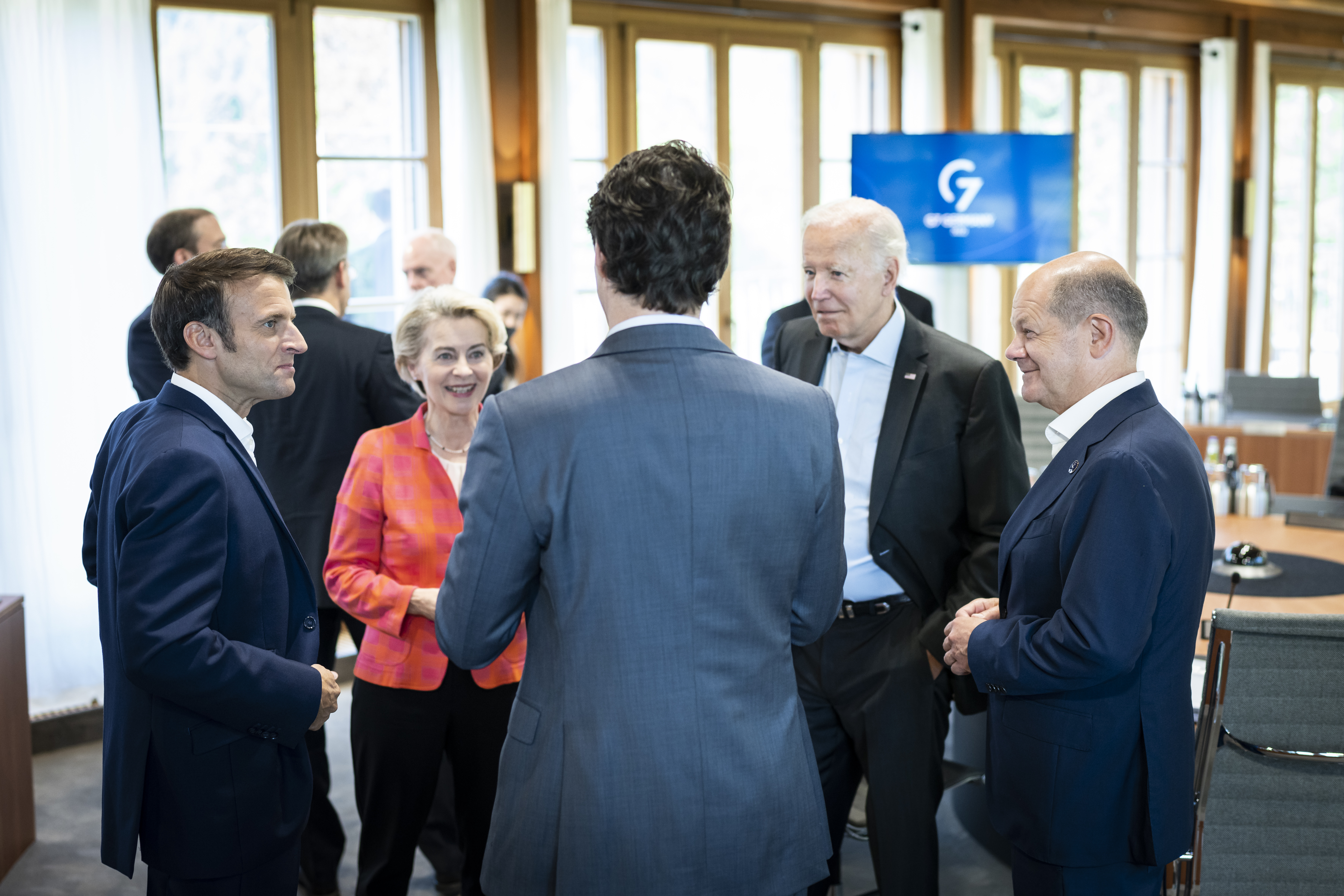 Emmanuel Macron (Präsident Frankreich), Ursula von der Leyen (Präsidentin EU-Kommission), Joe Biden (Präsident USA), Bundeskanzler Olaf Scholz und Justin Trudeau (Premierminister Kanada) im Gespräch vor Beginn der vierten Arbeitssitzung.