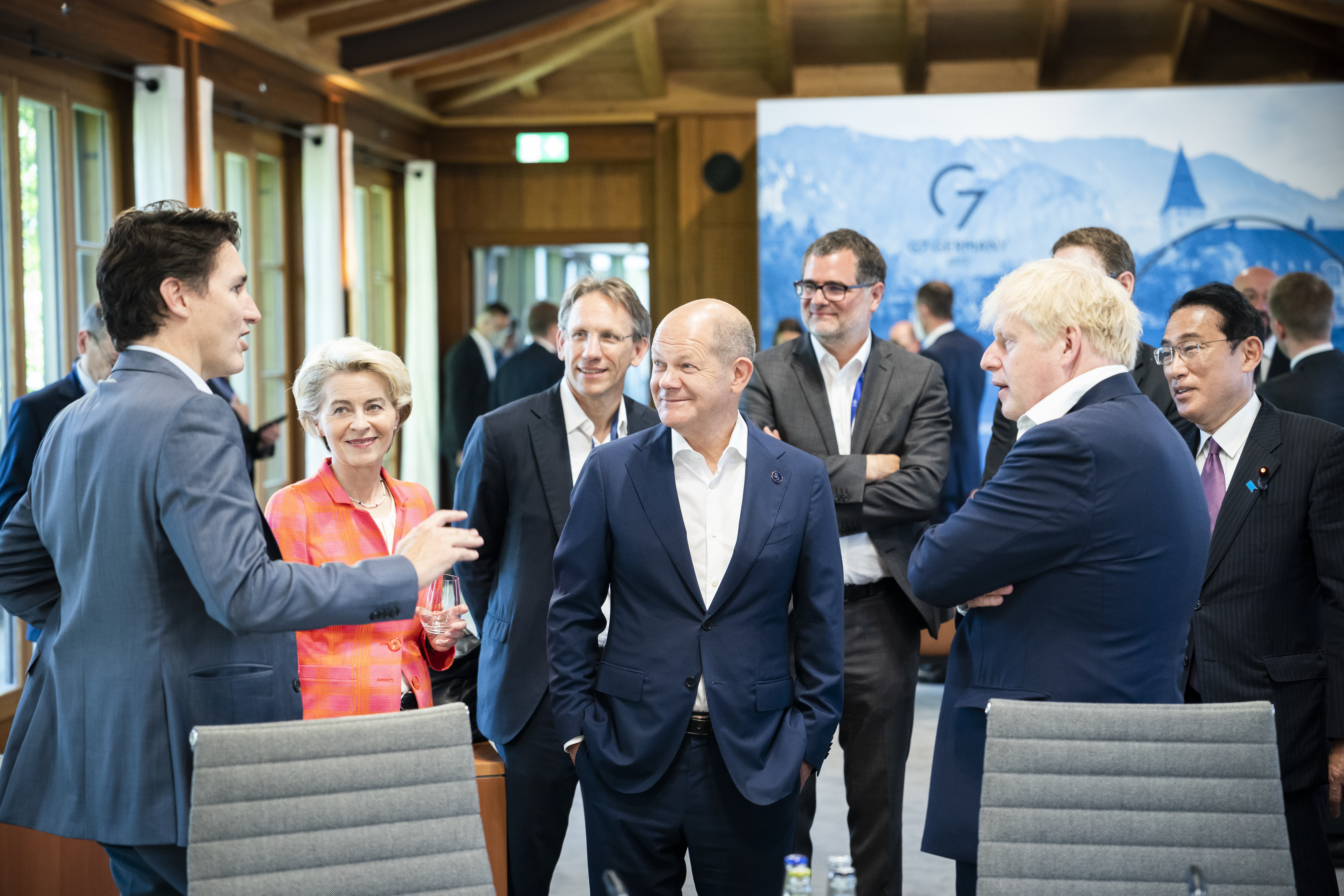 G7 Teilnehmer vor der vierten Arbeitssitzung im Gespräch.