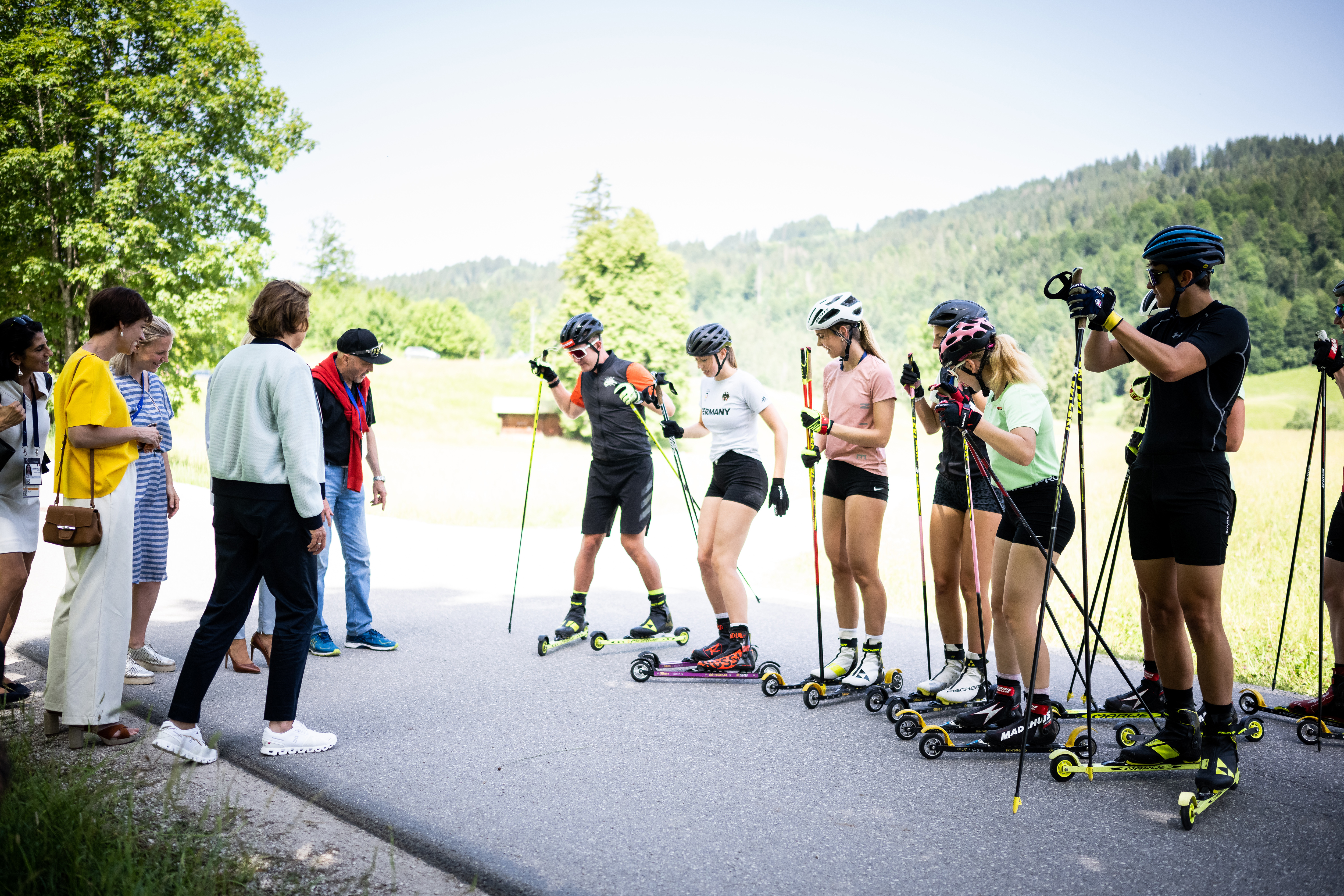 Christian Neureuther und der Olympia-Nachwuchs demonstrieren den G7-Partnerinnen Techniken beim Rollski.