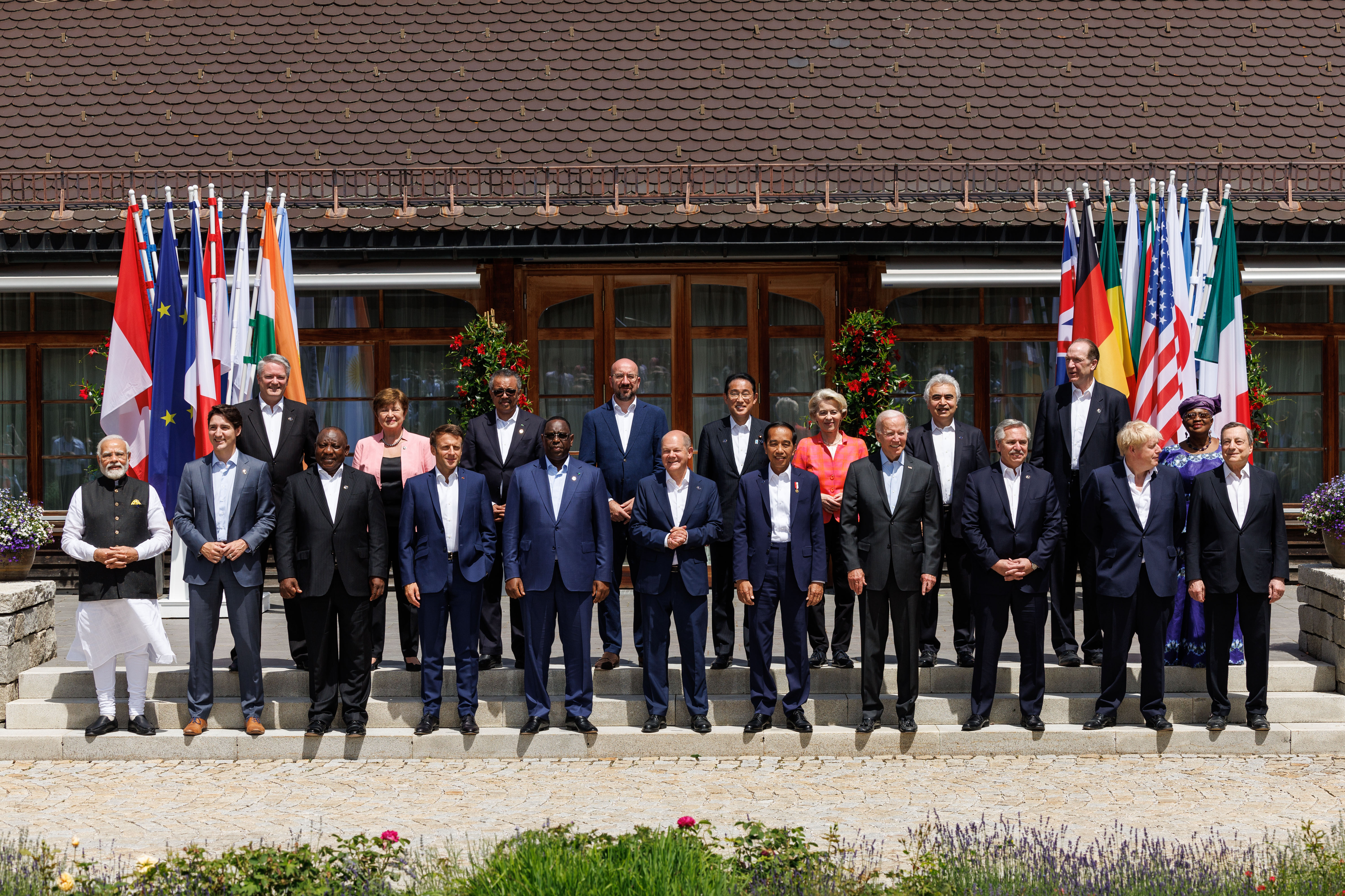 Gruppenfoto der G7 Staats- und Regierungschefs mit Vertretern der Partnerländer und Internationaler Organisationen