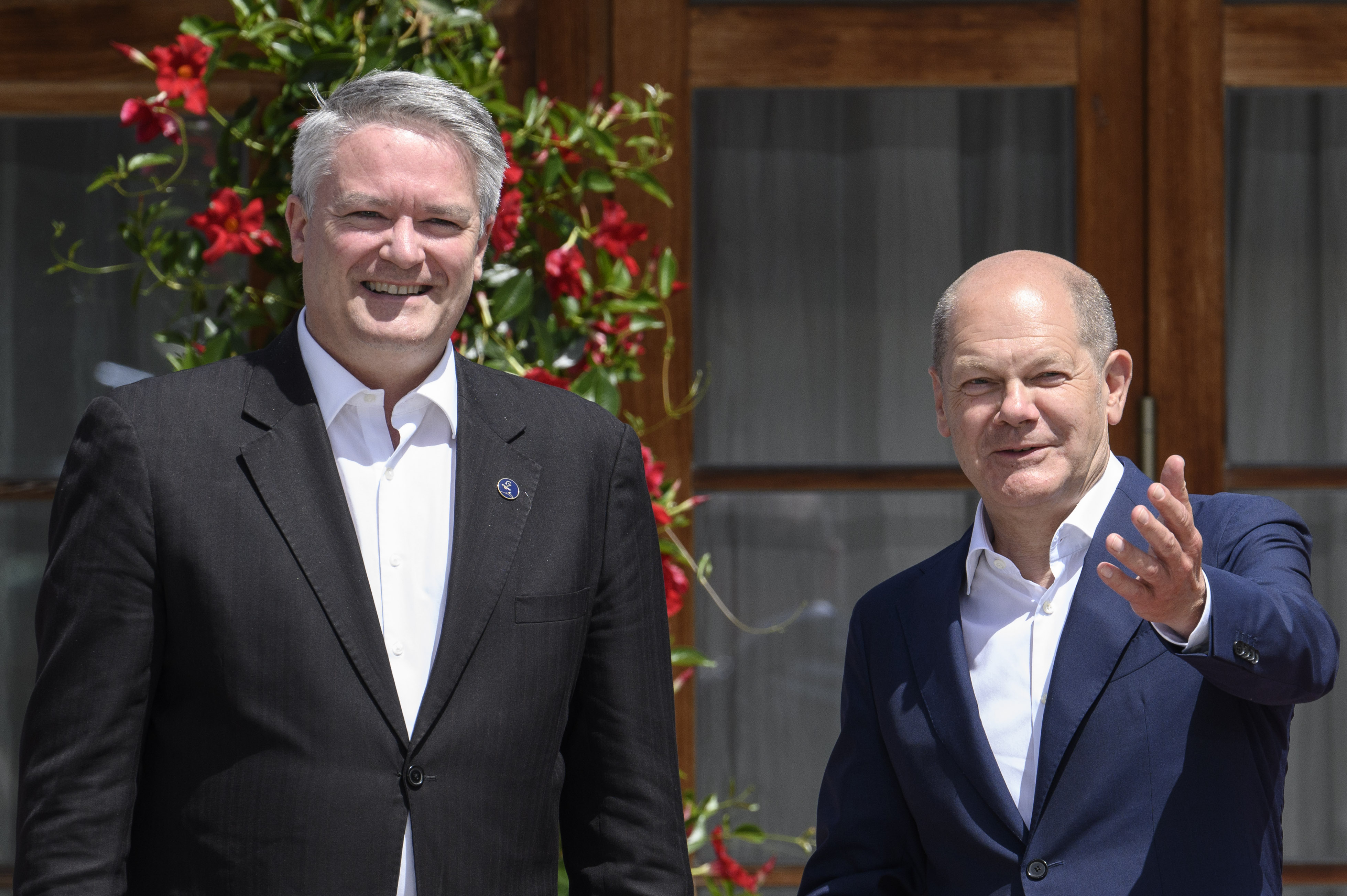 Bundeskanzler Olaf Scholz begrüßt Mathias Cormann (Generalsekretär der Organisation für wirtschaftliche Zusammenarbeit und Entwicklung (OECD) auf Schloss Elmau.