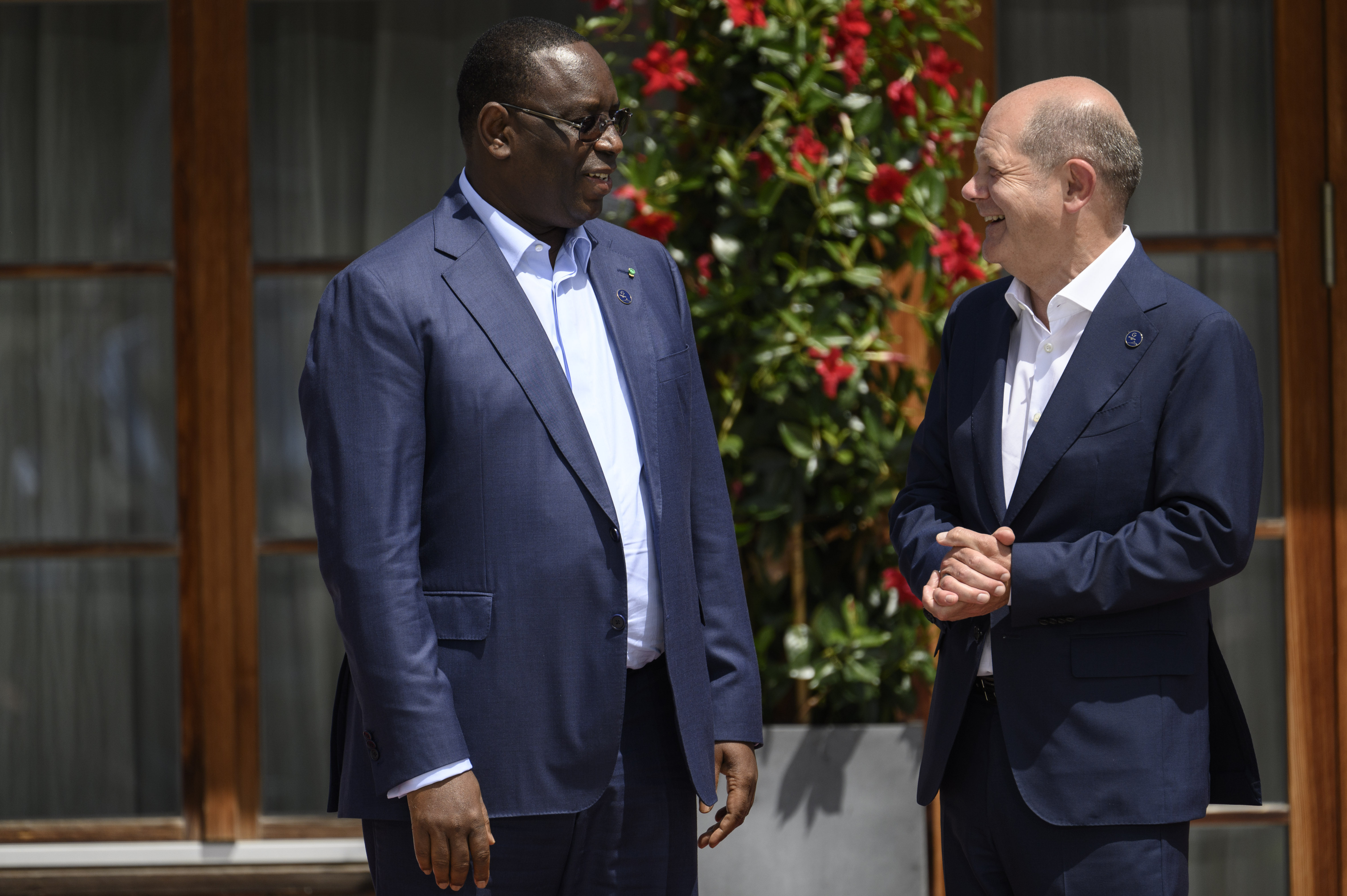 Bundeskanzler Olaf Scholz begrüßt Macky Sall (Präsident Senegal und Vorsitzender der Afrikanischen Union (AU) auf Schloss Elmau.