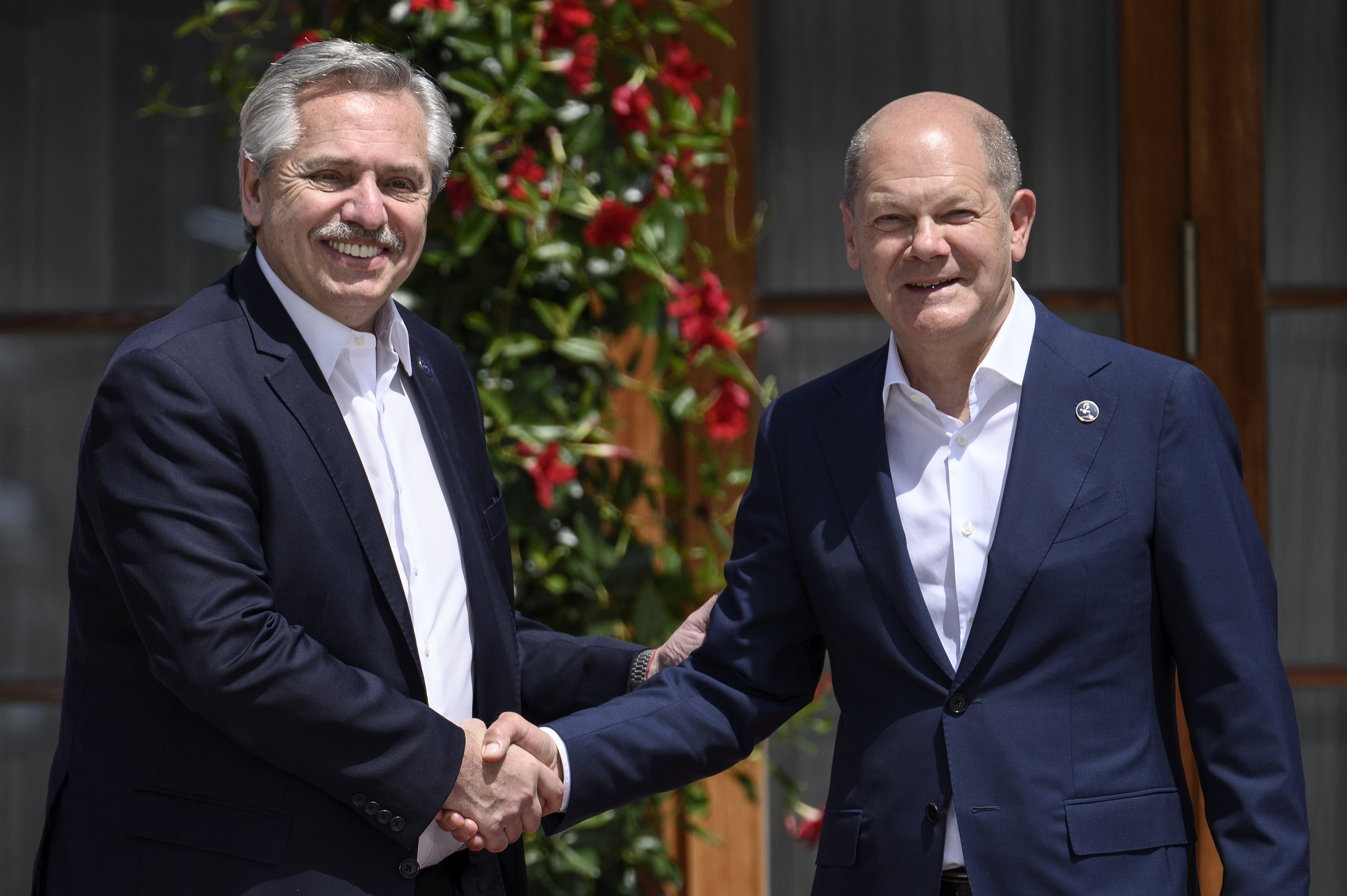 Bundeskanzler Olaf Scholz begrüßt Alberto Ángel Fernández (Präsident Argentinien) auf Schloss Elmau.