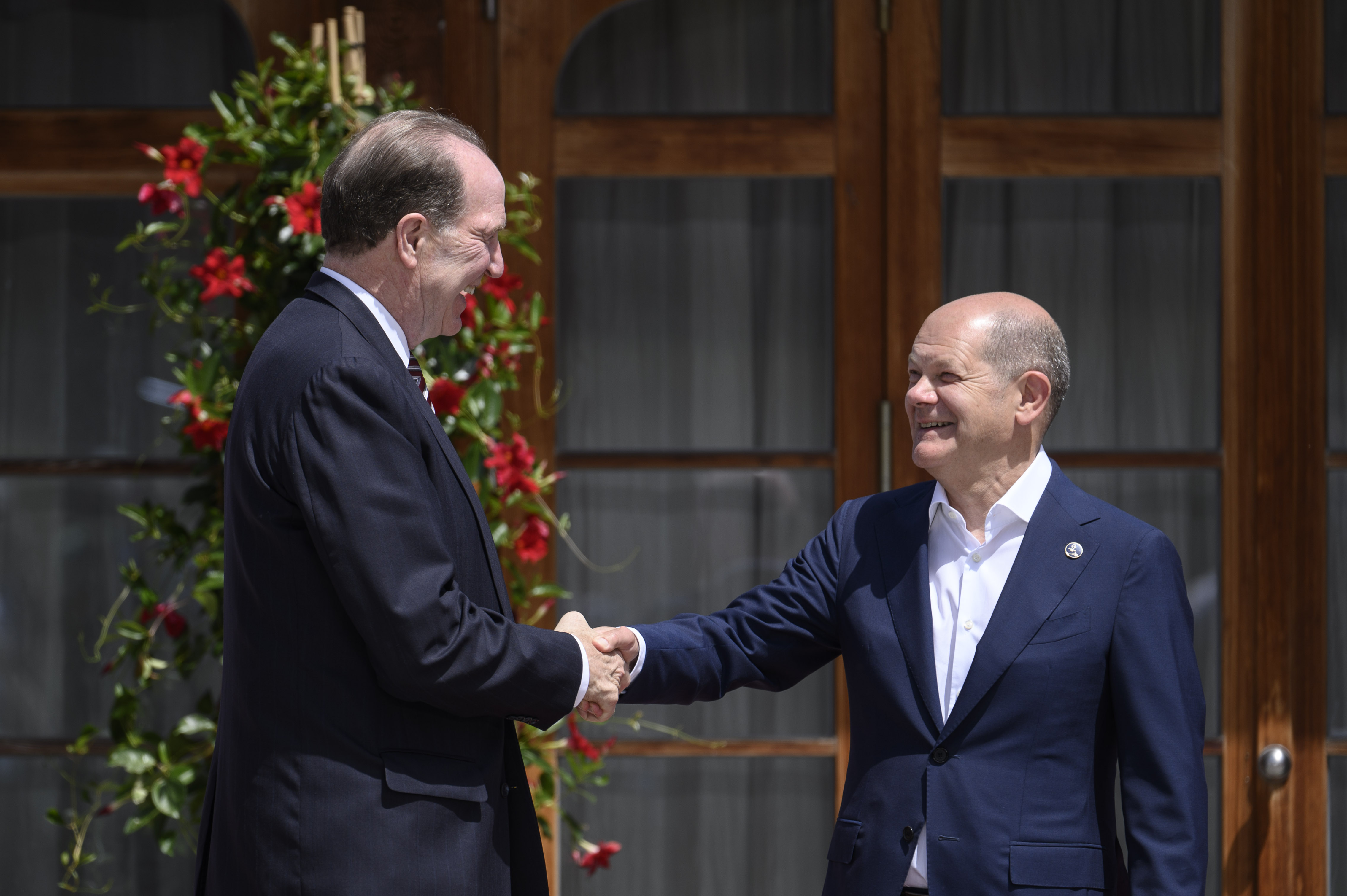 Bundeskanzler Olaf Scholz begrüßt David Malpass (Präsident Weltbank) auf Schloss Elmau.