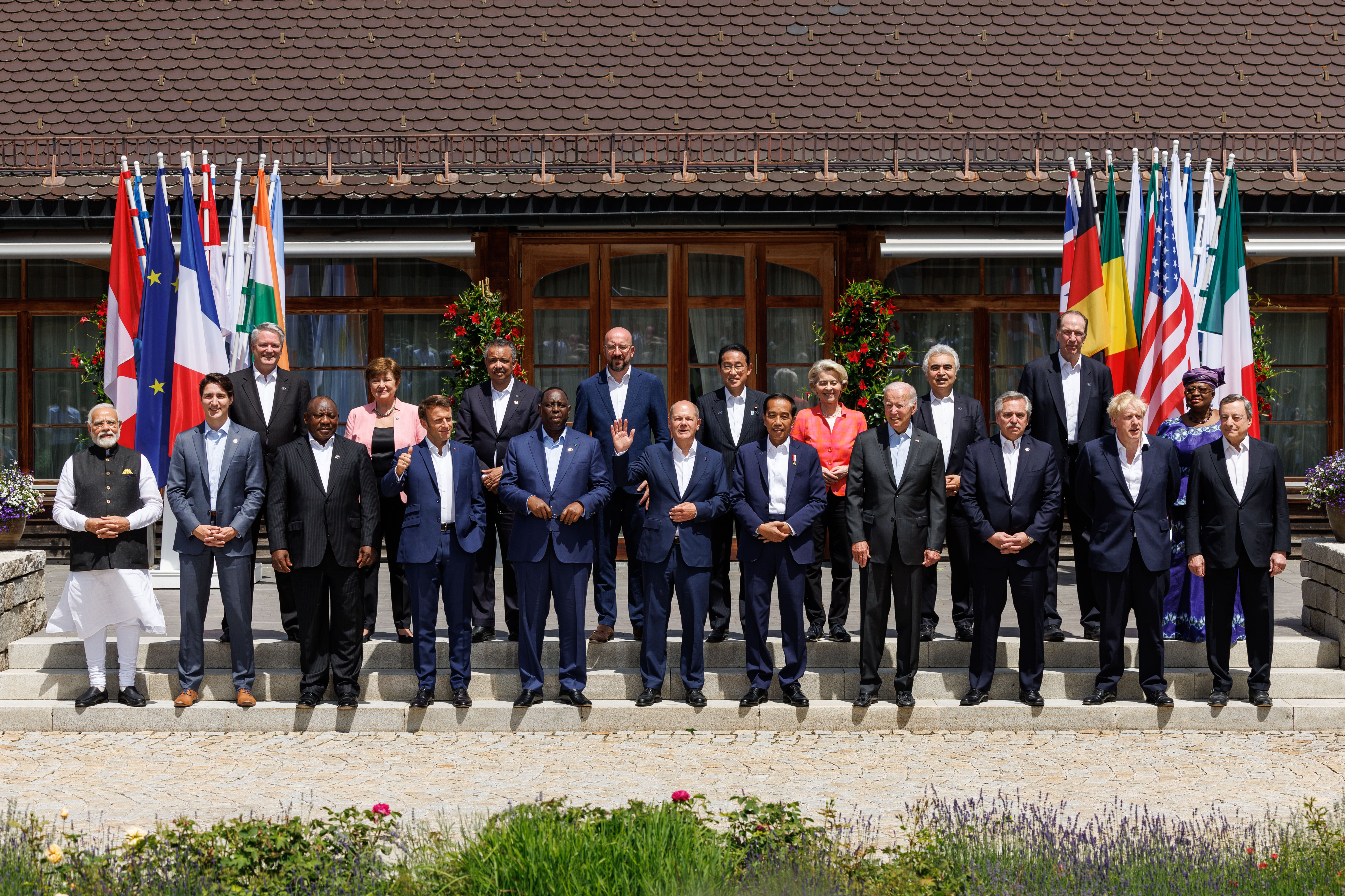 Gruppenfoto der G7 Staats- und Regierungschefs mit Vertretern der Partnerländer und Internationaler Organisationen.