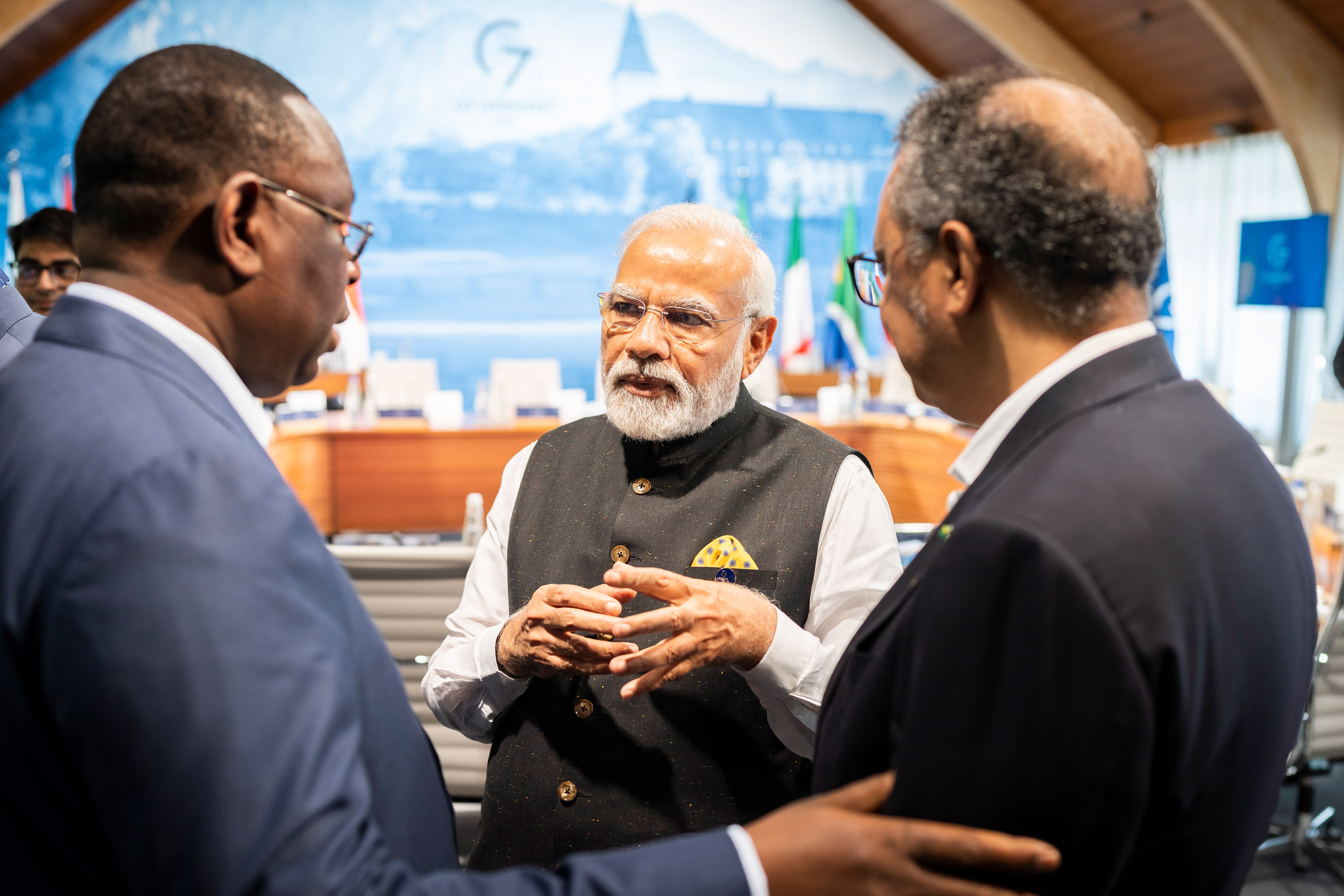 Vor Beginn der fünften Arbeitssitzung. Macky Sall (Präsident Senegal und Vorsitzender der Afrikanischen Union (AU), Narendra Modi (Premierminister Indien) und Tedros Adhanom Ghebreyesus (Generaldirektor Weltgesundheitsorganisation (WHO).