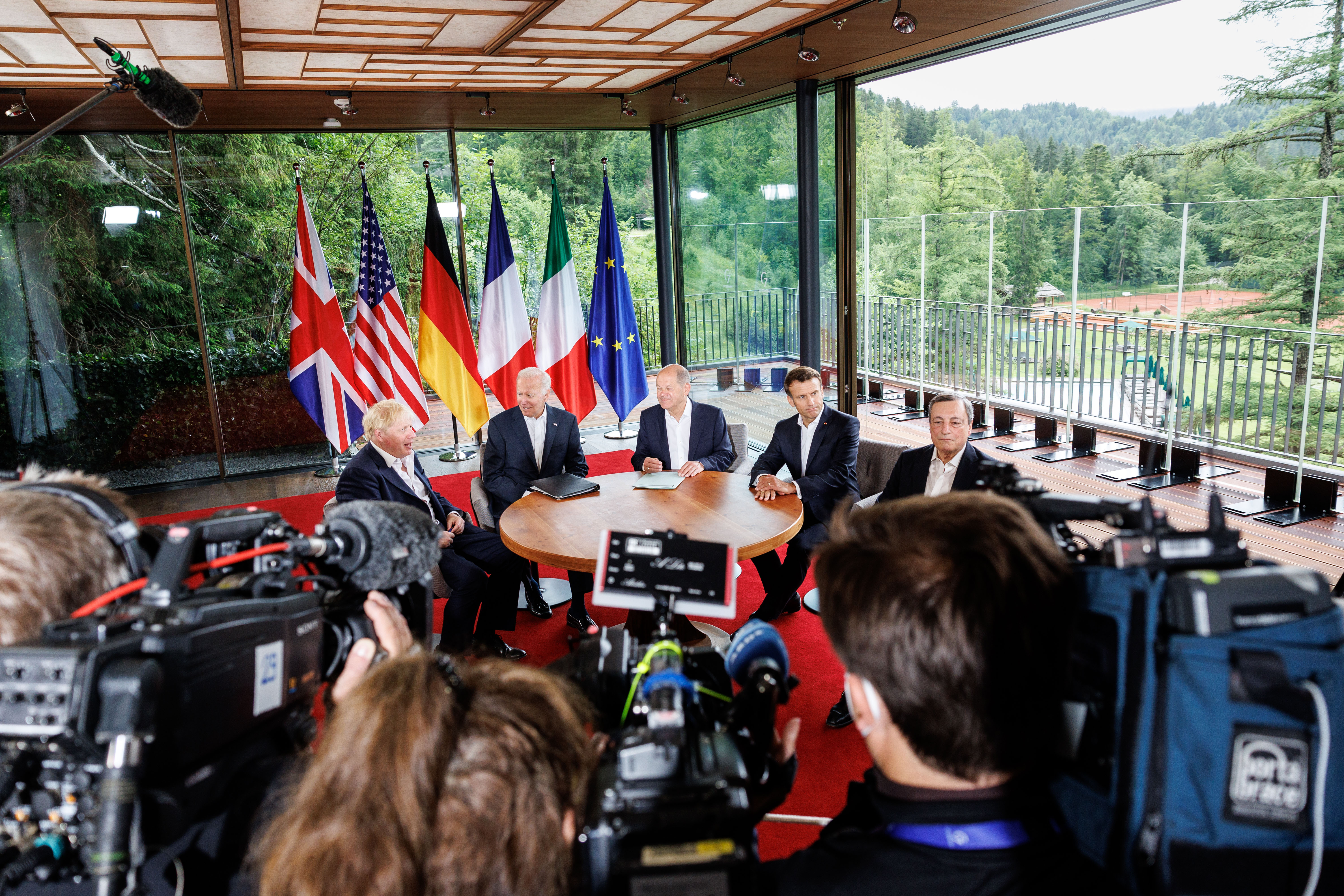 Gesprächsrunde zwischen Boris Johnson (Premierminister Großbritannien), Joe Biden (Präsident USA), Bundeskanzler Olaf Scholz, Emmanuel Macron (Präsident Frankreich) und Mario Draghi (Ministerpräsident Italien) vor der letzten Arbeitssitzung.