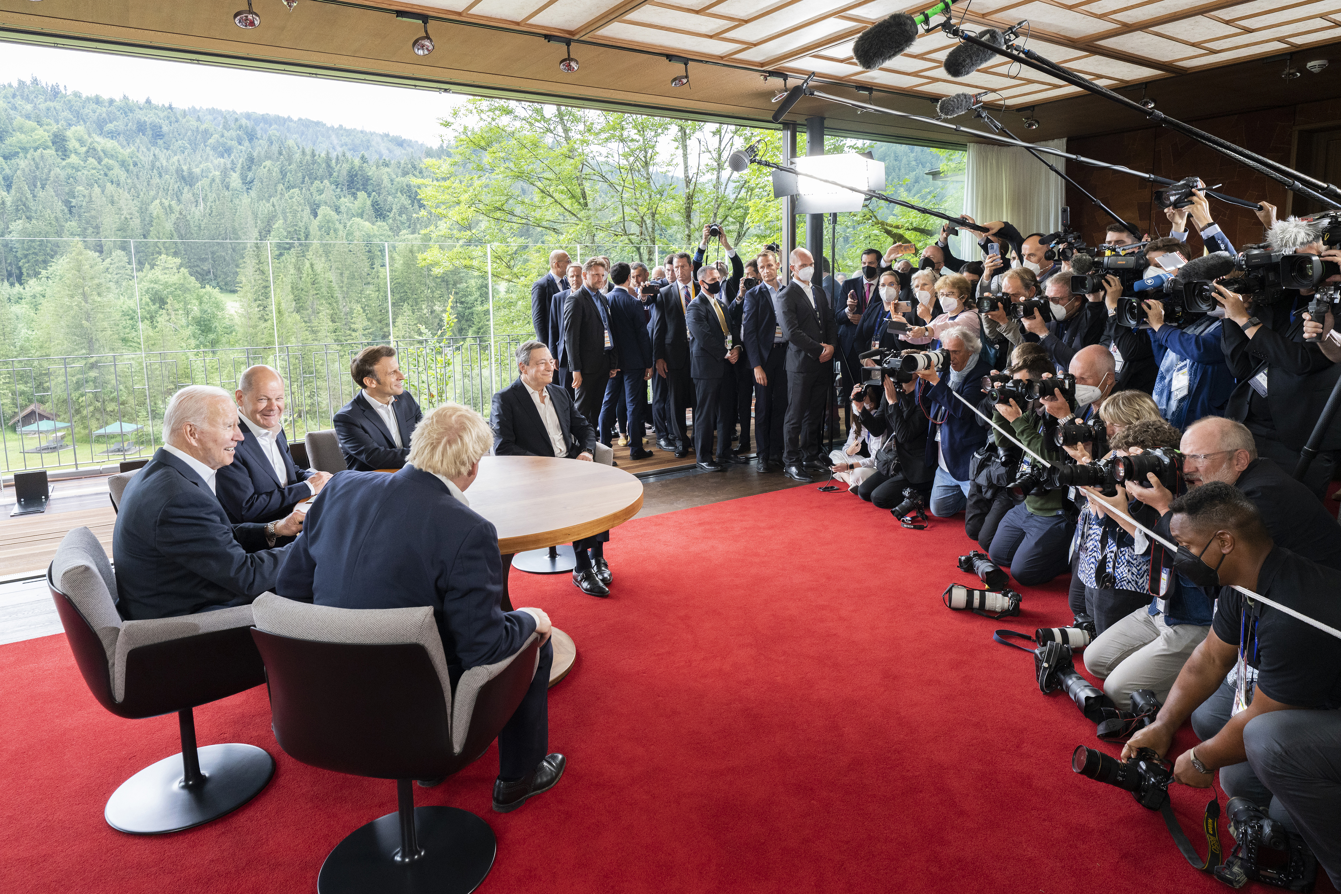 Gesprächsrunde zwischen Boris Johnson (Premierminister Großbritannien), Joe Biden (Präsident USA), Bundeskanzler Olaf Scholz, Emmanuel Macron (Präsident Frankreich) und Mario Draghi (Ministerpräsident Italien) vor der letzten Arbeitssitzung.
