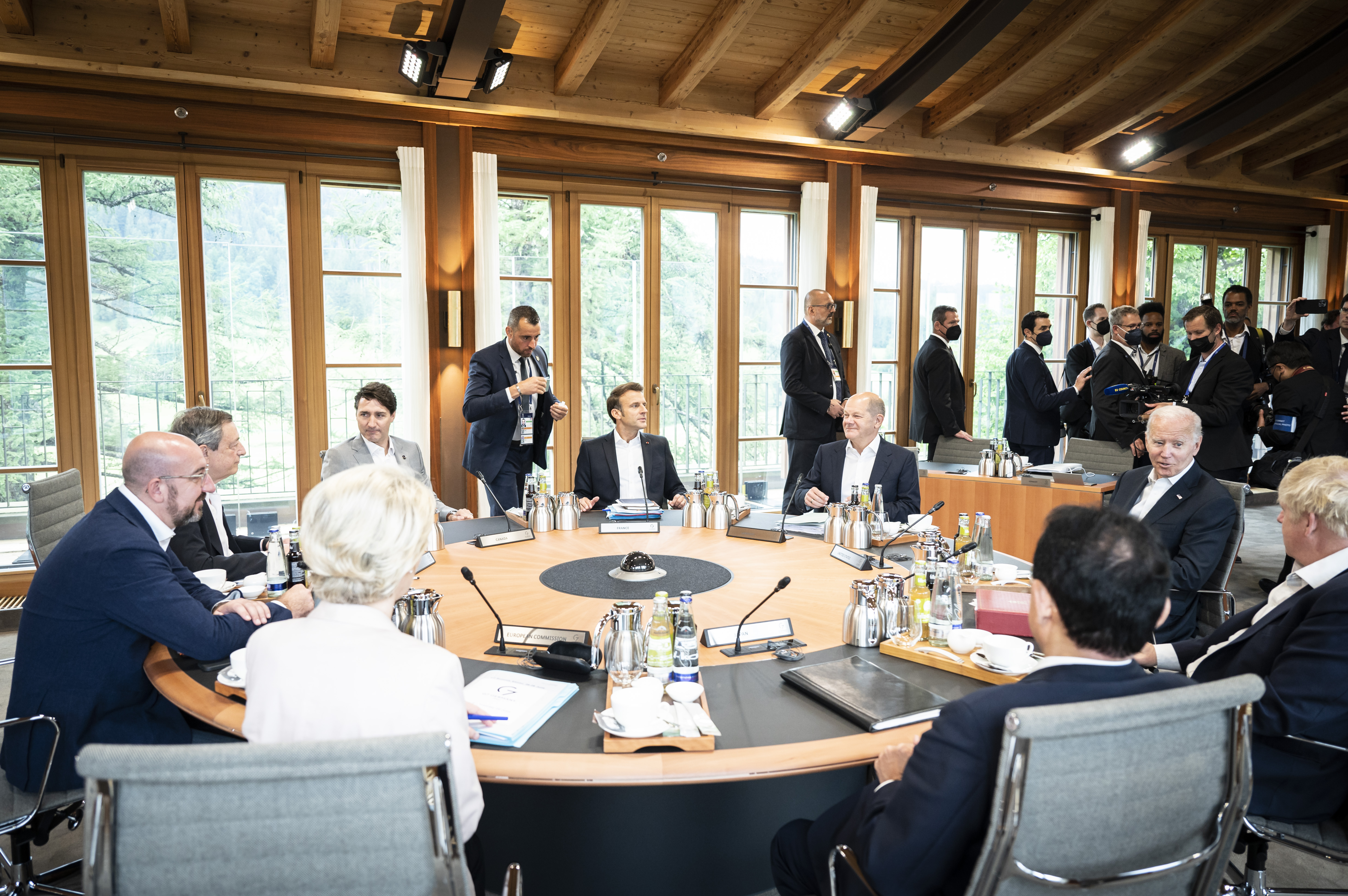 Die G7-Staats- und Regierungschefs am Konferenztisch zu Beginn der siebten Arbeitssitzung