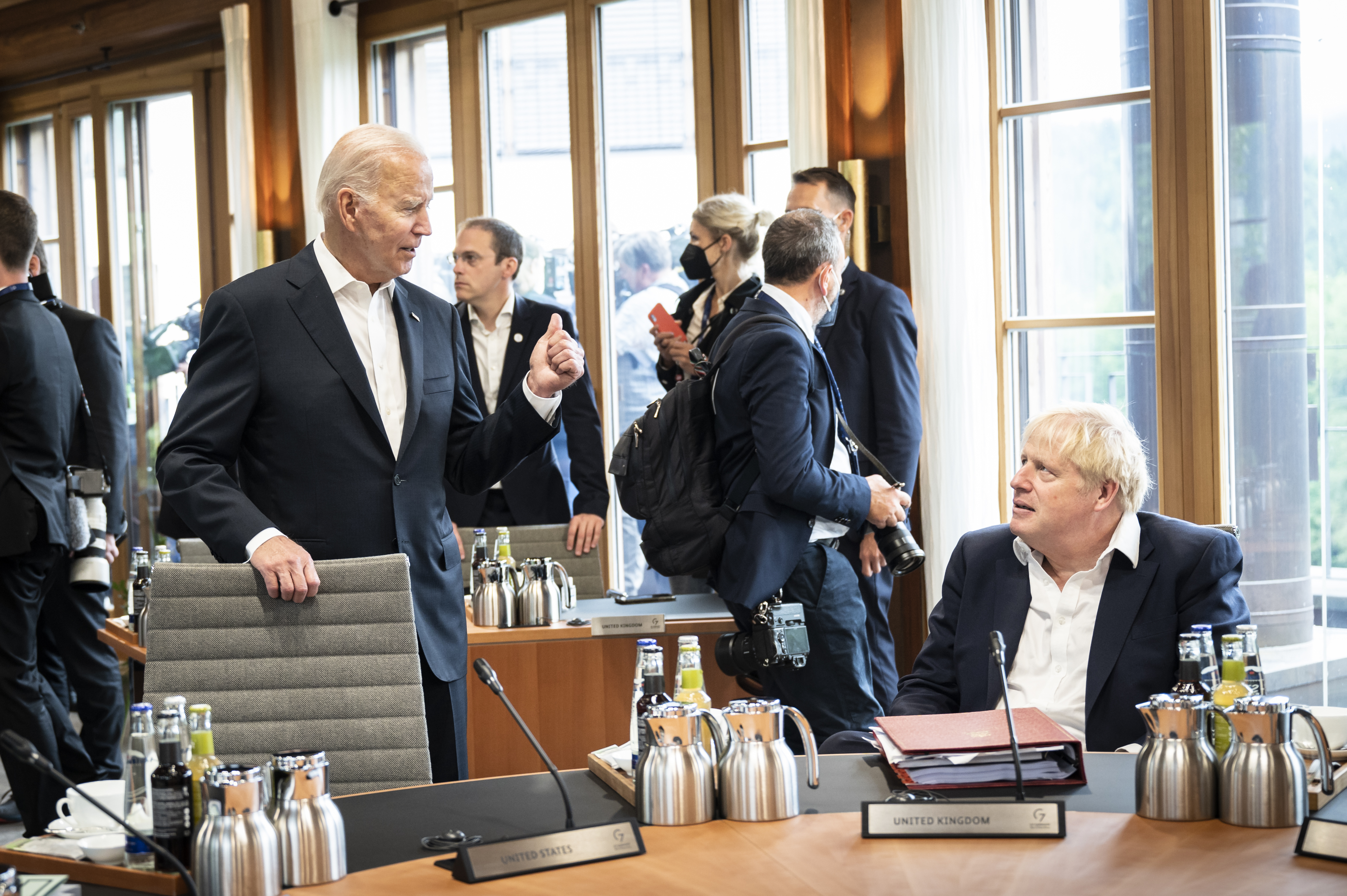 Joe Biden (Präsident USA) und Boris Johnson (Premierminister Großbritannien) im Gespäch vor der siebten Arbeitssitzung.