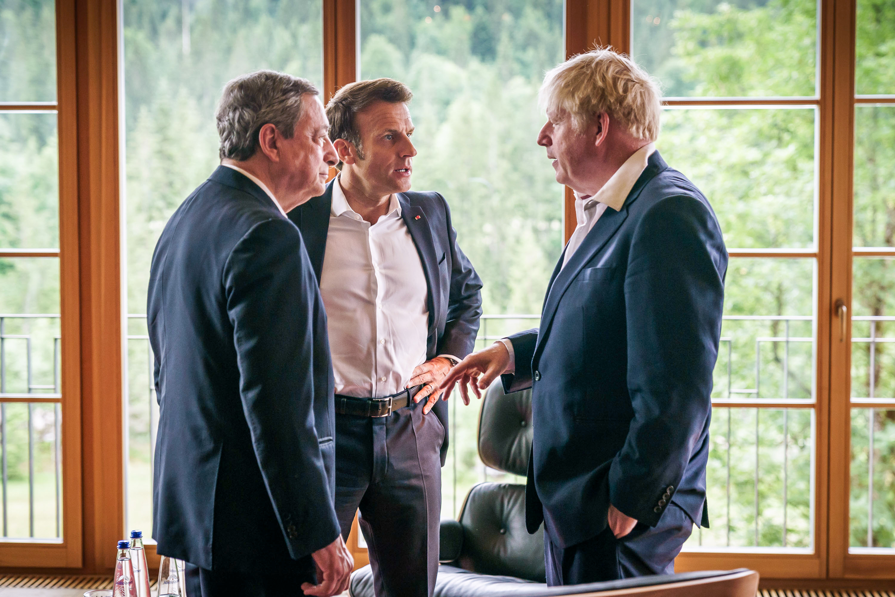 Mario Draghi (Ministerpräsident Italien), Emmanuel Macron (Präsident Frankreich) und Boris Johnson (Premierminister Großbritannien) im Gespräch.