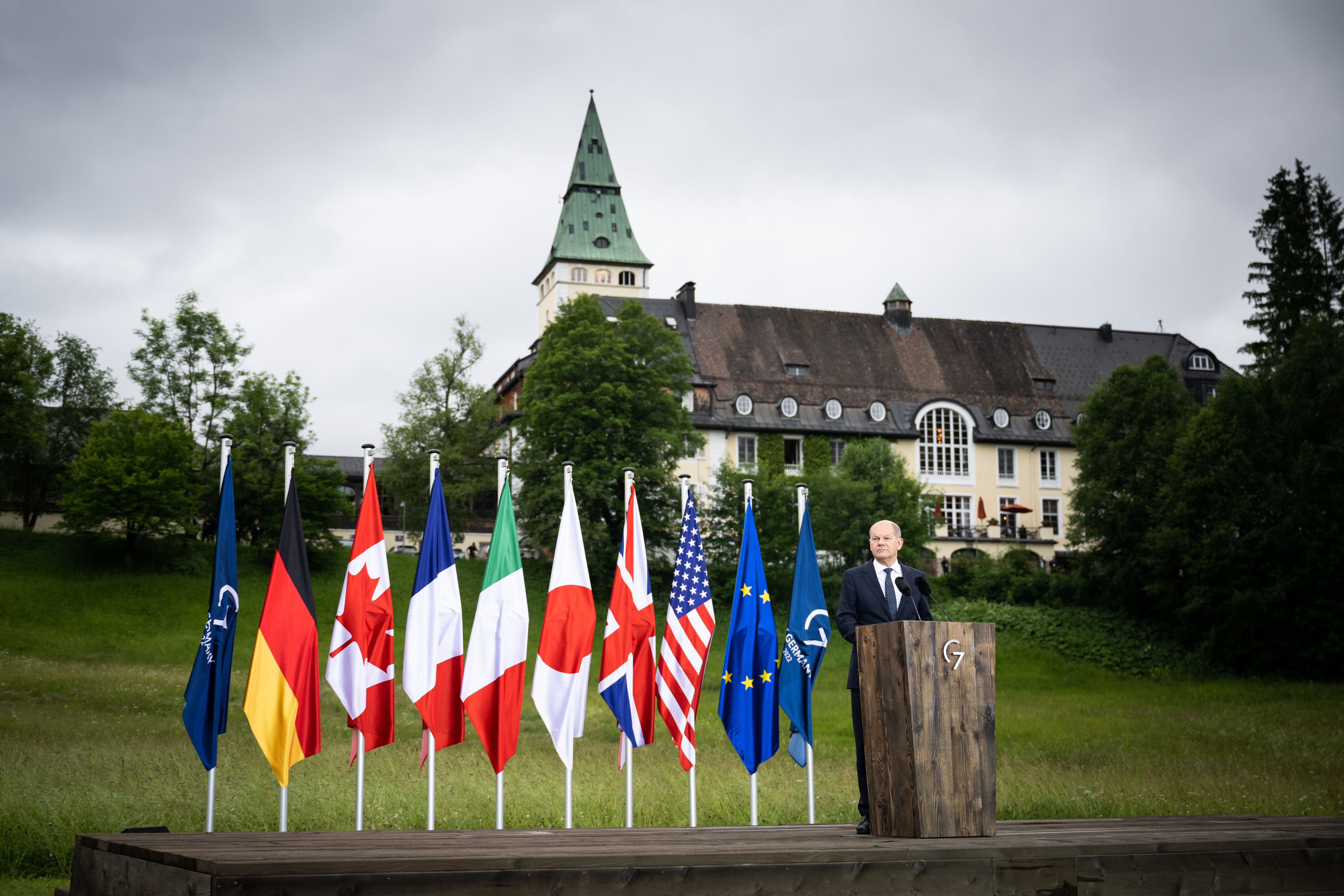 Bundeskanzler Olaf Scholz spricht während der Abschlusspressekonferenz des G7-Gipfels zu Medienvertretern und Medienvertreterinnen.