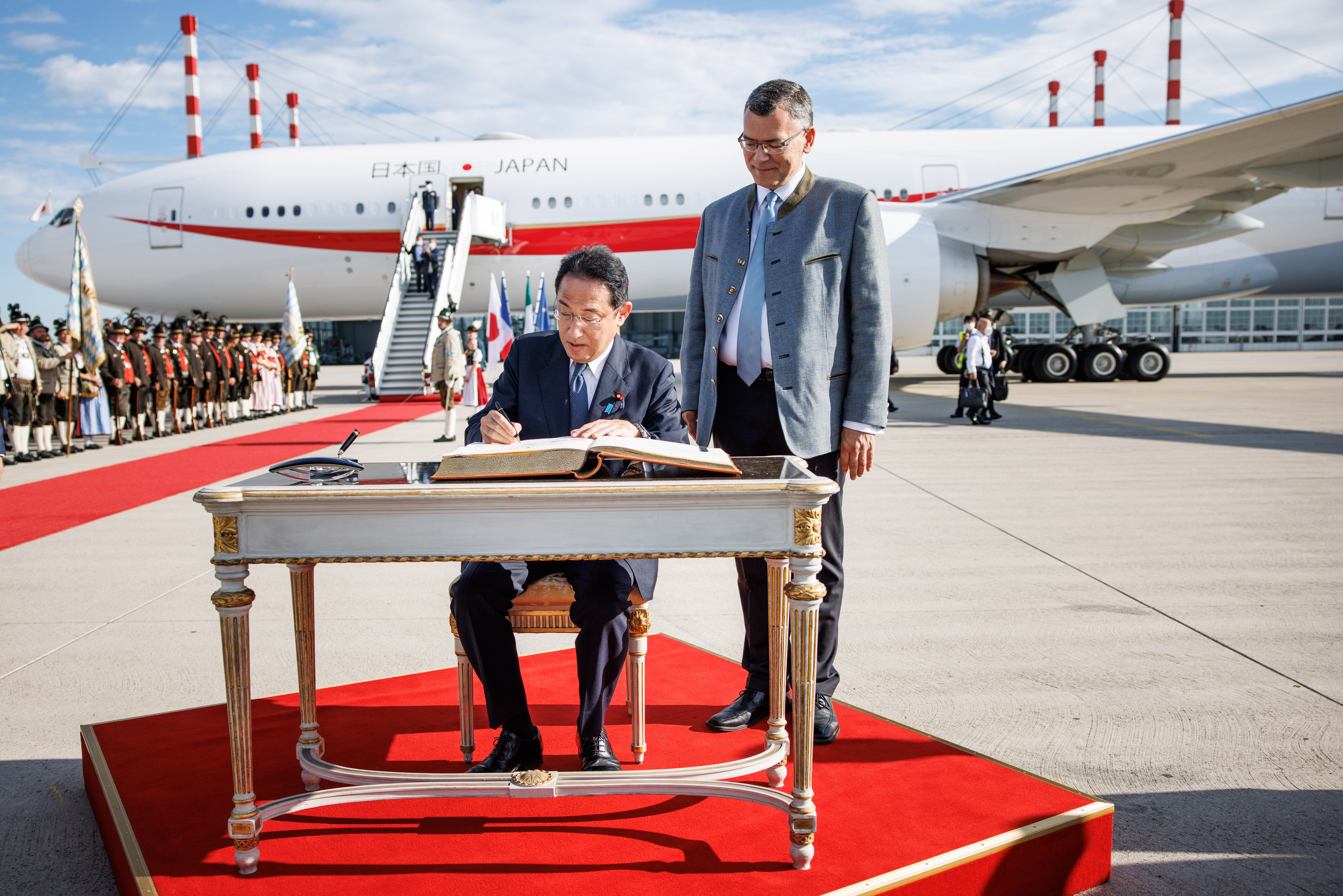 Arrival of Fumio Kishida (Prime Minister of Japan) at Munich Airport, welcome by Florian Herrmann, Head of the Bavarian State Chancellery, and signing of the golden visitors’ book of the Government of the Free State of Bavaria.
