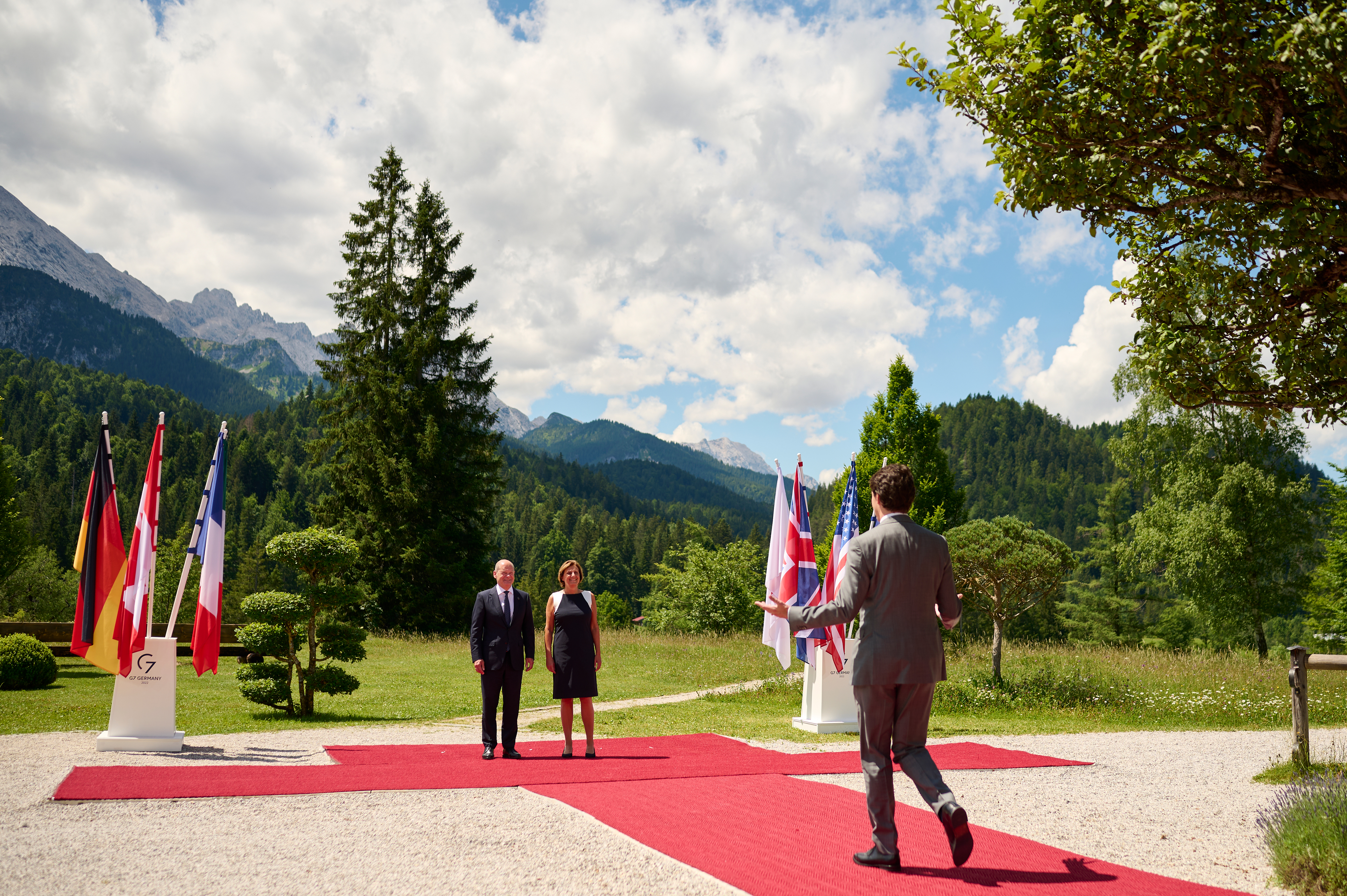 Federal Chancellor Olaf Scholz and his wife Britta Ernst welcome Canadian Prime Minister Justin Trudeau to the G7 summit at Schloss Elmau.