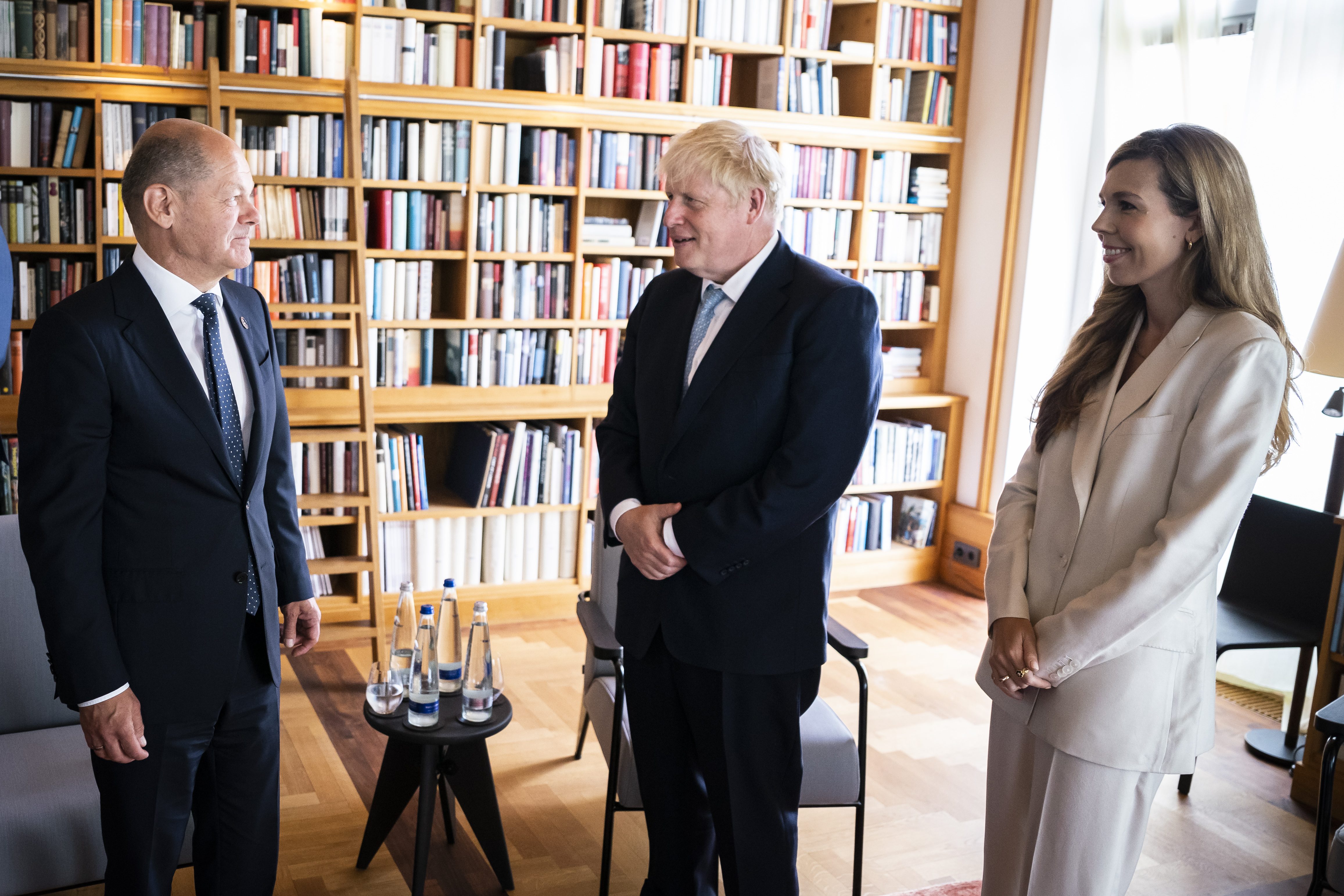 Federal Chancellor Olaf Scholz, Boris Johnson (Prime Minister of the United Kingdom) and Carrie Johnson.