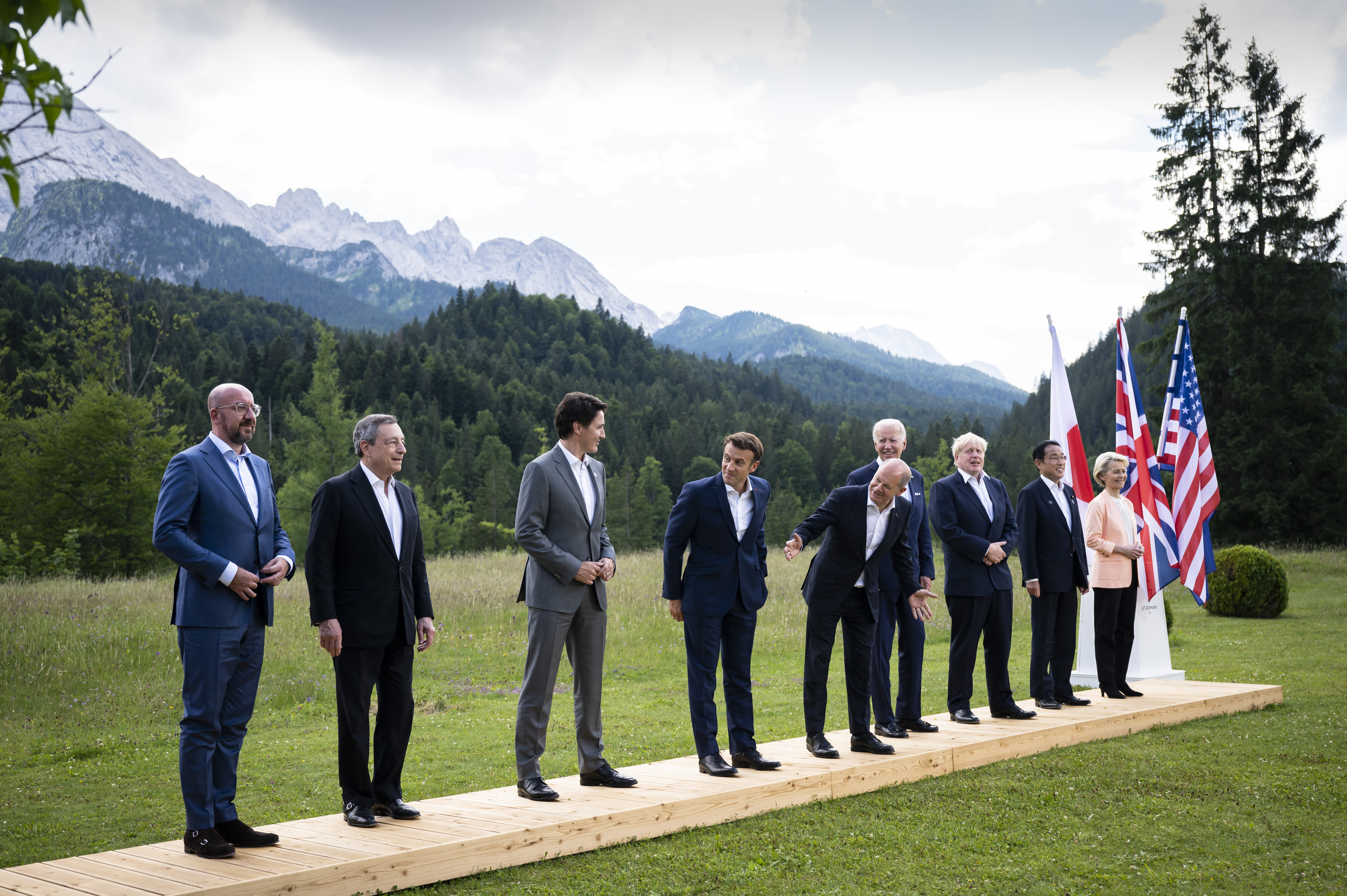Family photo of the G7 participants