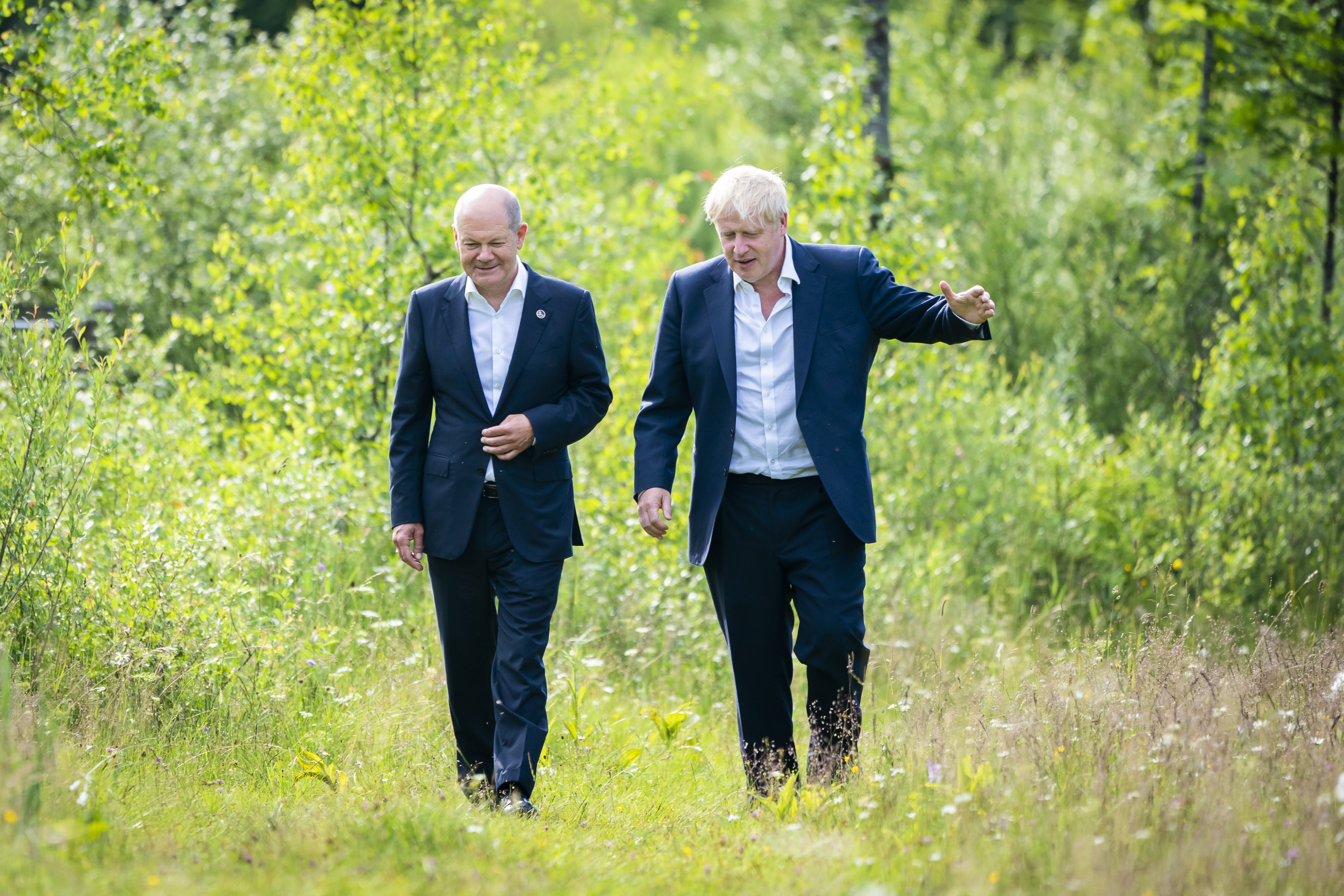 Federal Chancellor Olaf Scholz and British Prime Minister Boris Johnson engage in bilateral talks during a walk.