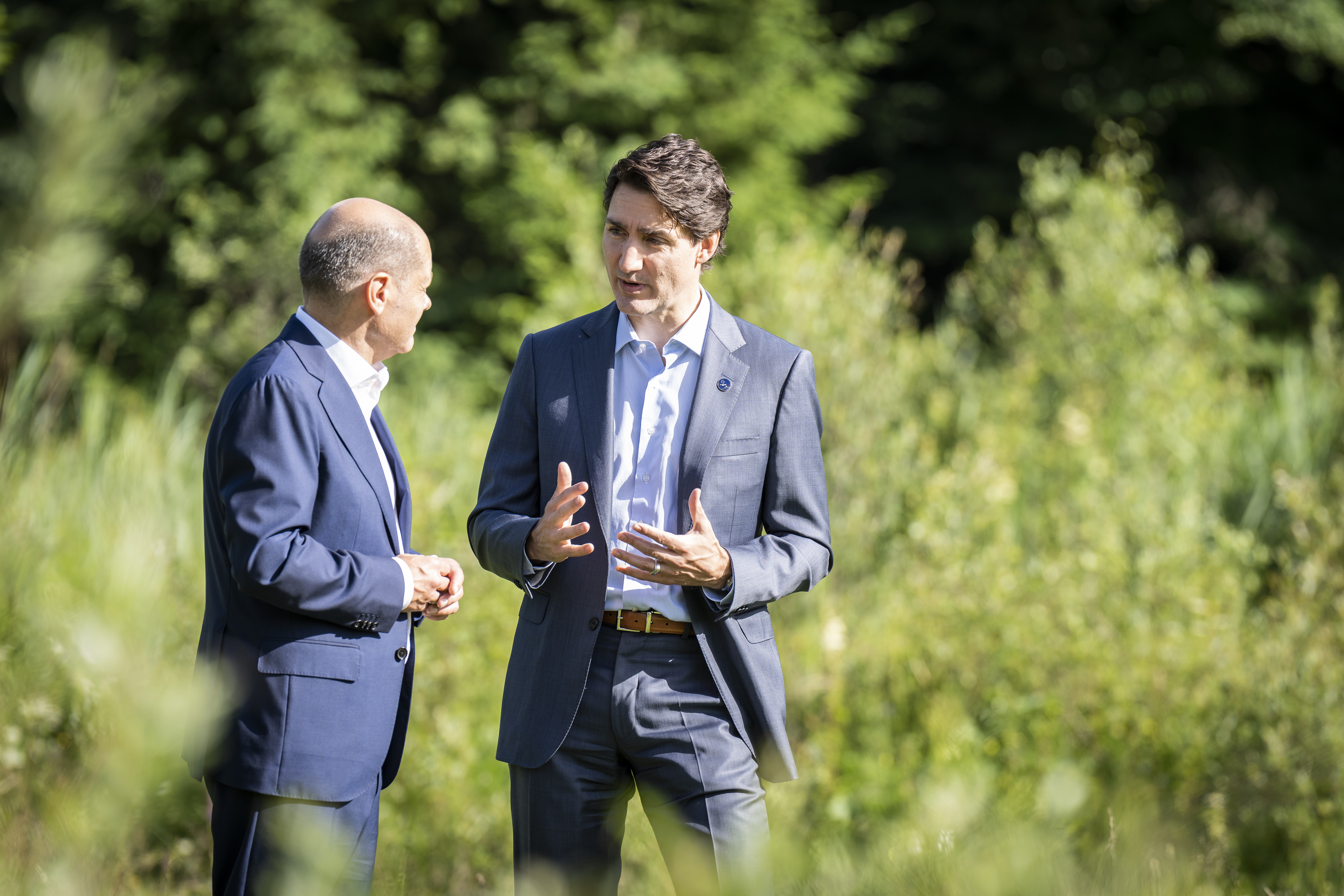 Federal Chancellor Olaf Scholz and Canadian Prime Minister Justin Trudeau engage in bilateral talks during a walk.