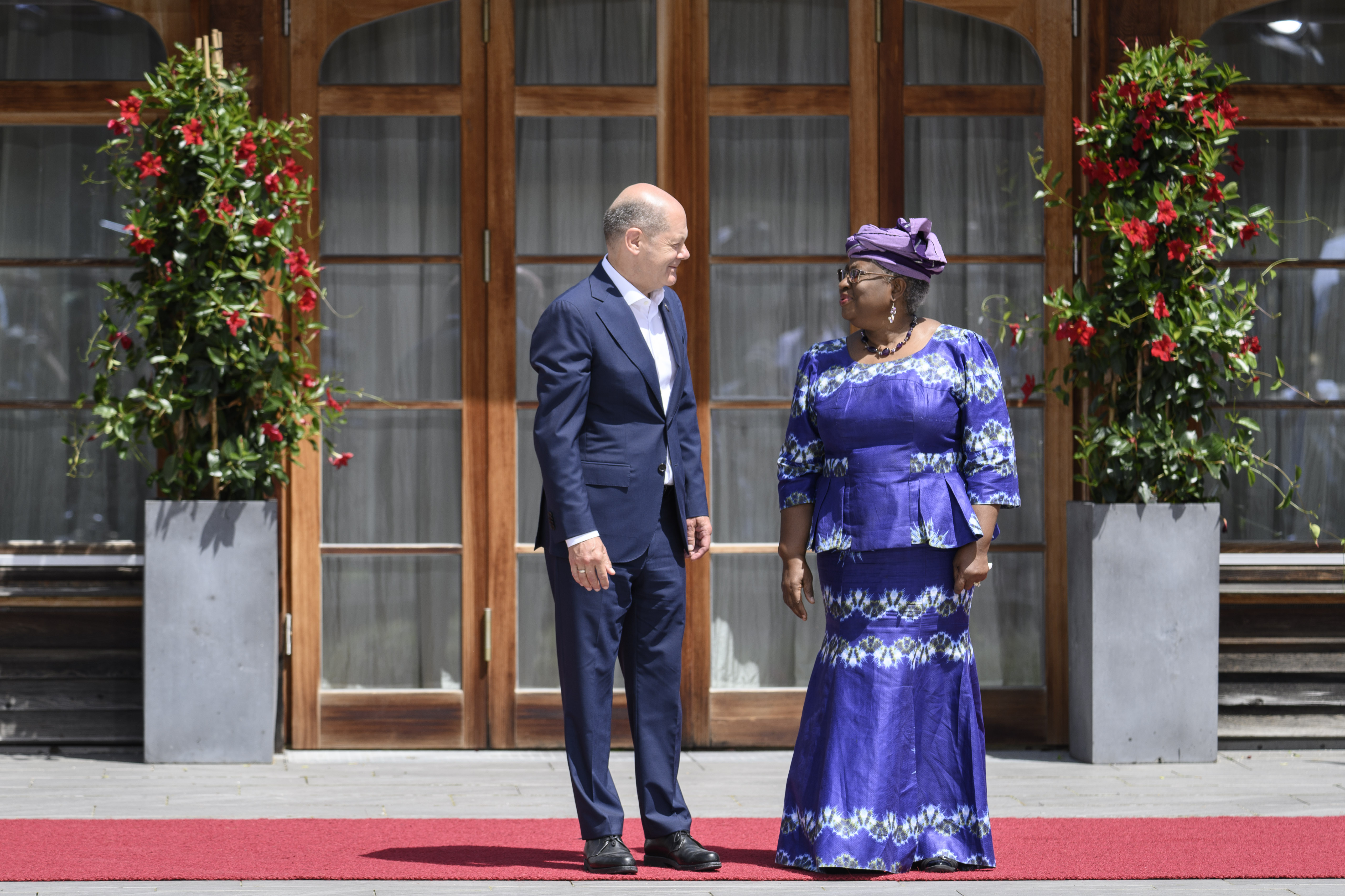 Federal Chancellor Olaf Scholz welcomes Ngozi Okonjo-Iweala, Director-General of the World Trade Organization (WTO), to Schloss Elmau.
