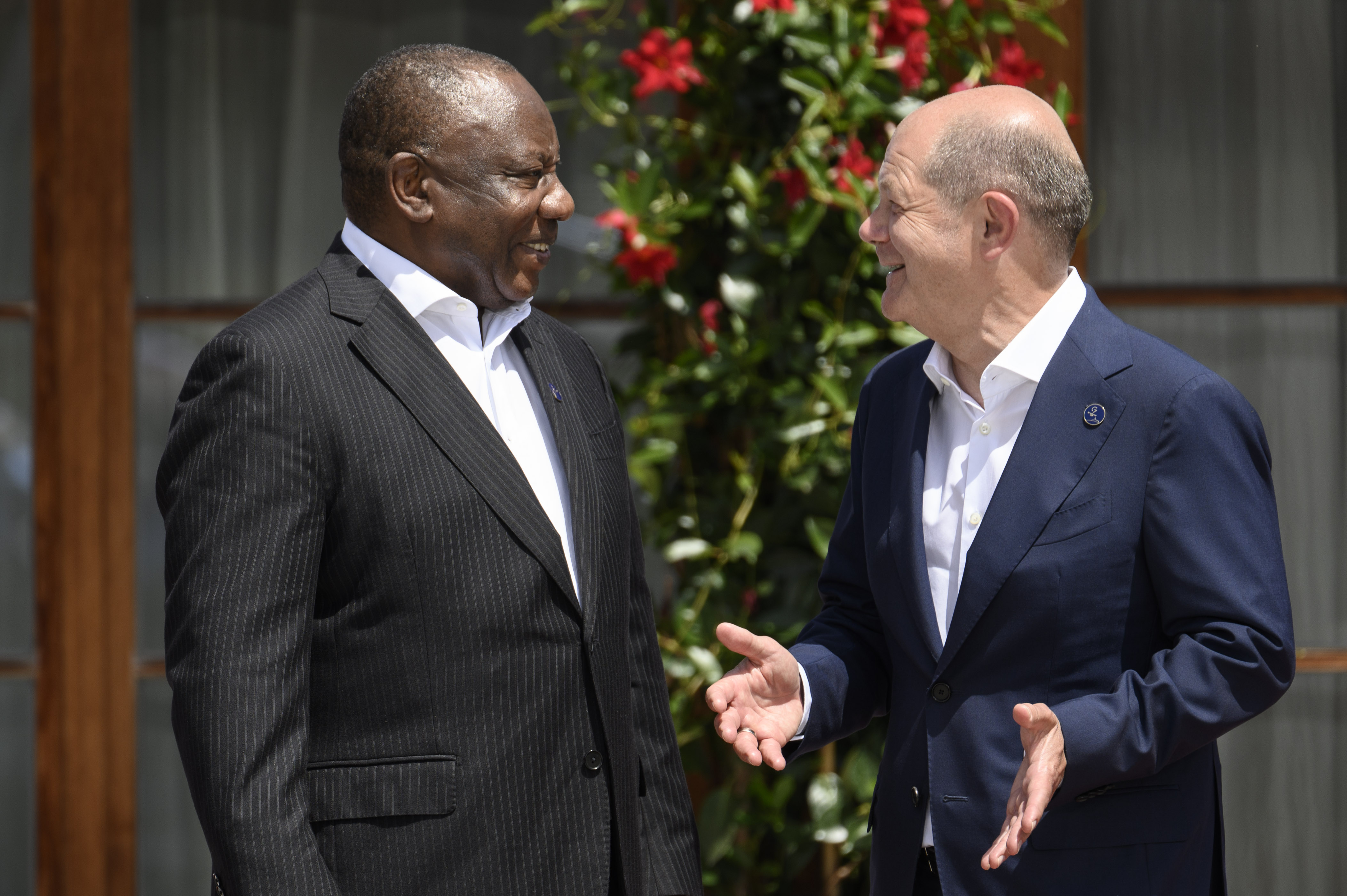 Federal Chancellor Olaf Scholz welcomes South African President Cyril Ramaphosa to Schloss Elmau.