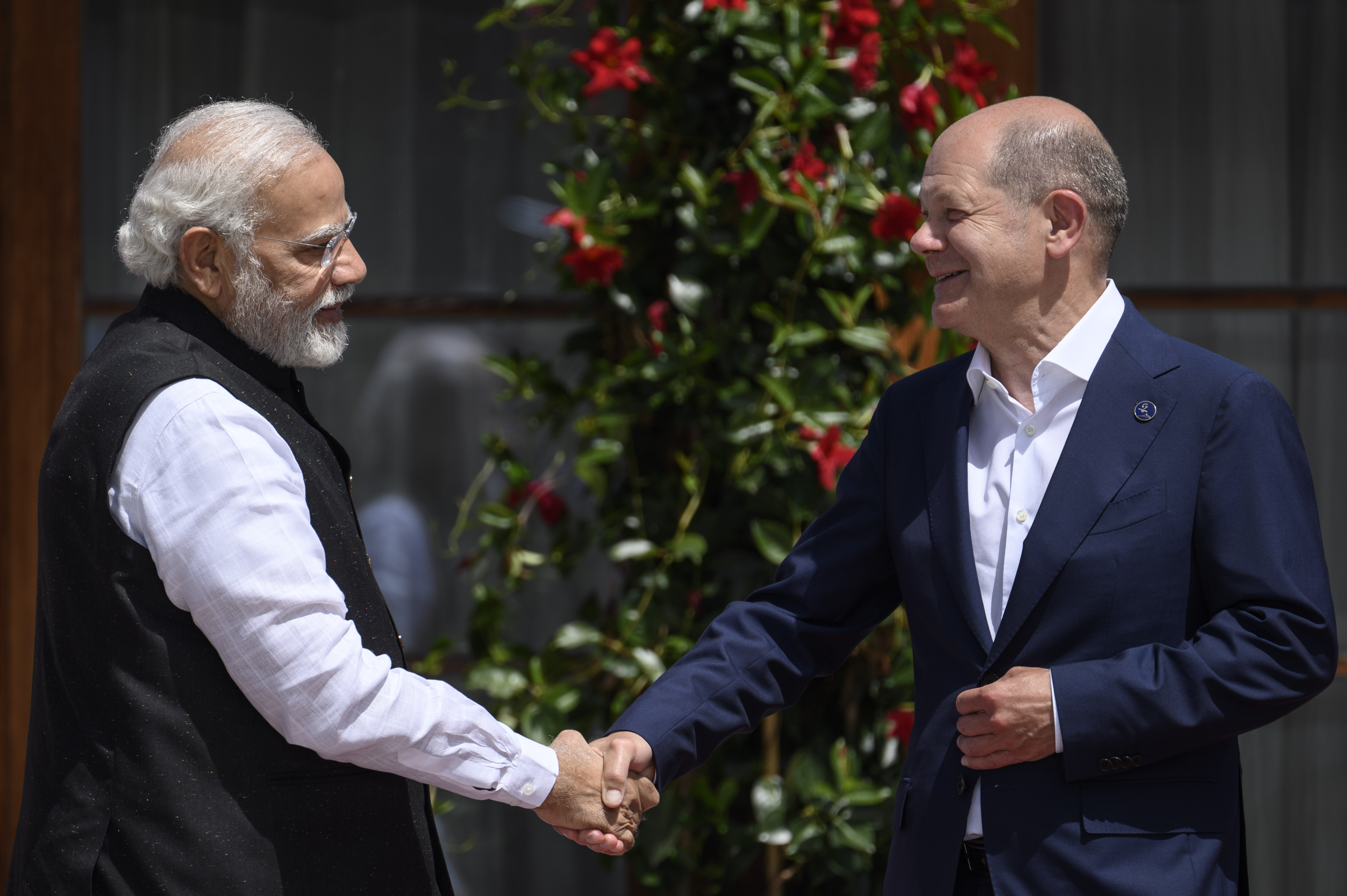 Chancellor Olaf Scholz welcomes Indian Prime Minister Narendra Modi to Schloss Elmau.