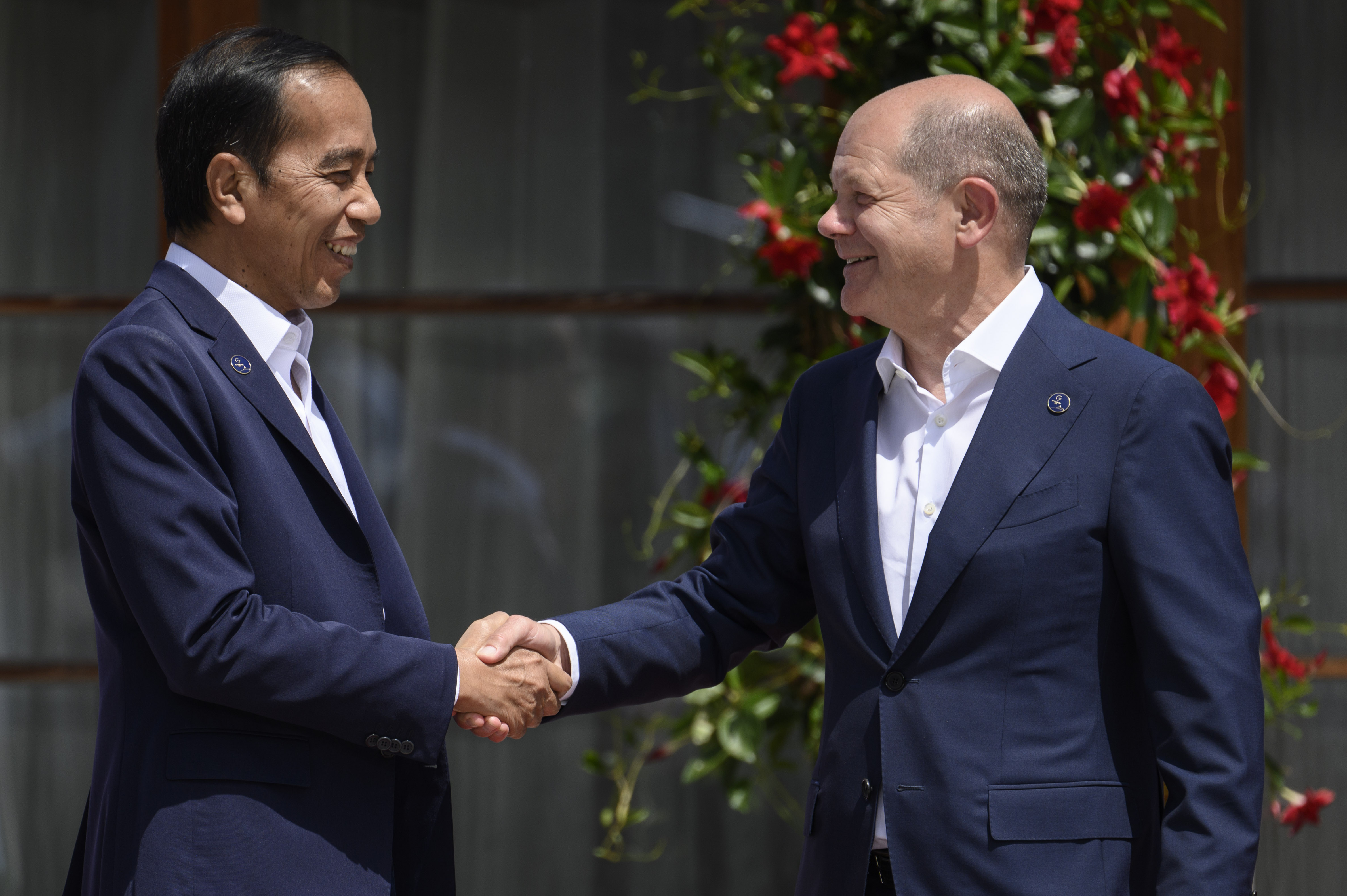 Federal Chancellor Olaf Scholz welcomes Indonesian President Joko Widodo to Schloss Elmau.