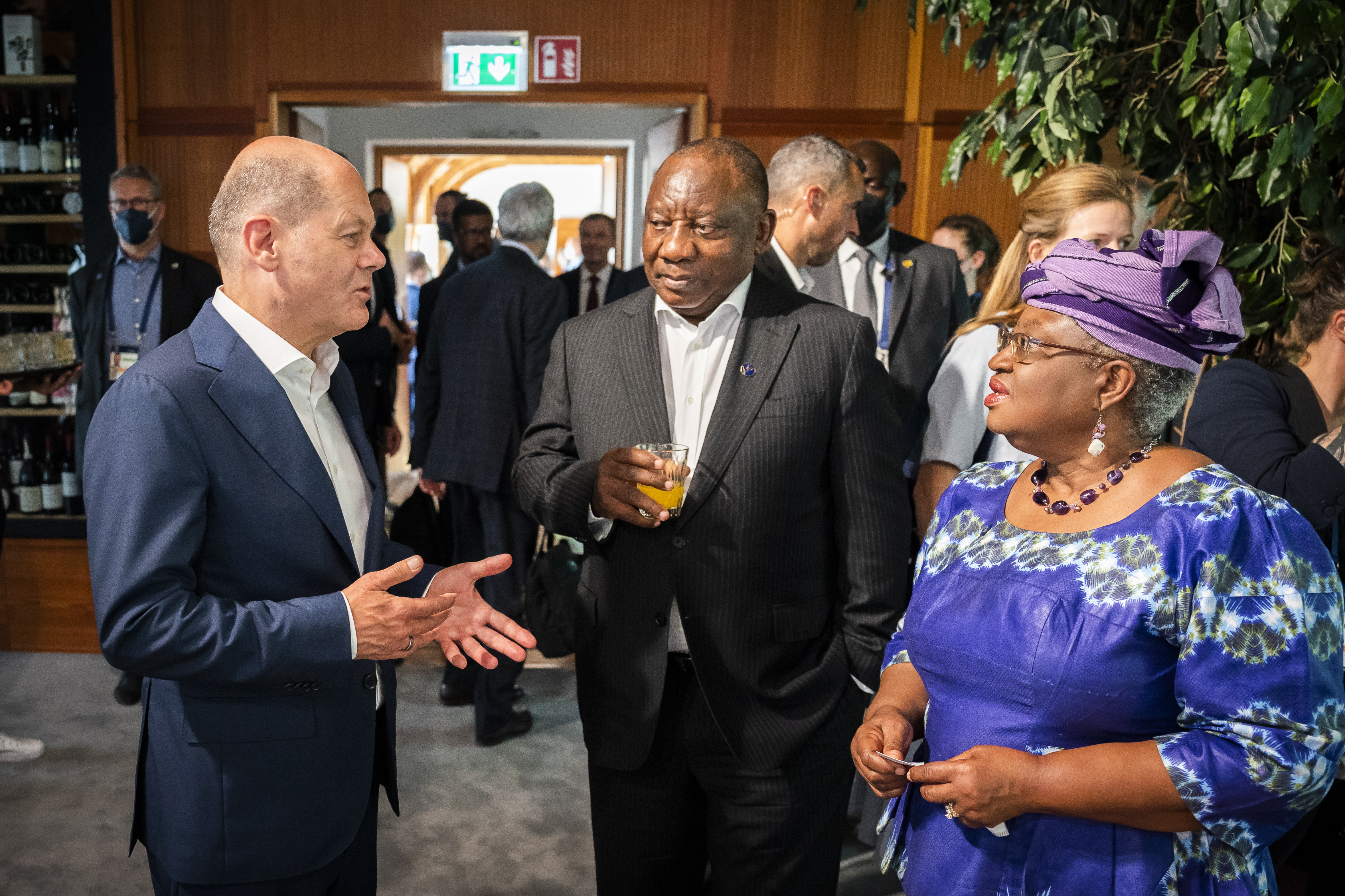 Federal Chancellor Olaf Scholz speaking with President Cyril Ramaphosa of South Africa and Ngozi Okonjo-Iweala, Director-General of the World Health Organization, before the start of the fifth working session.