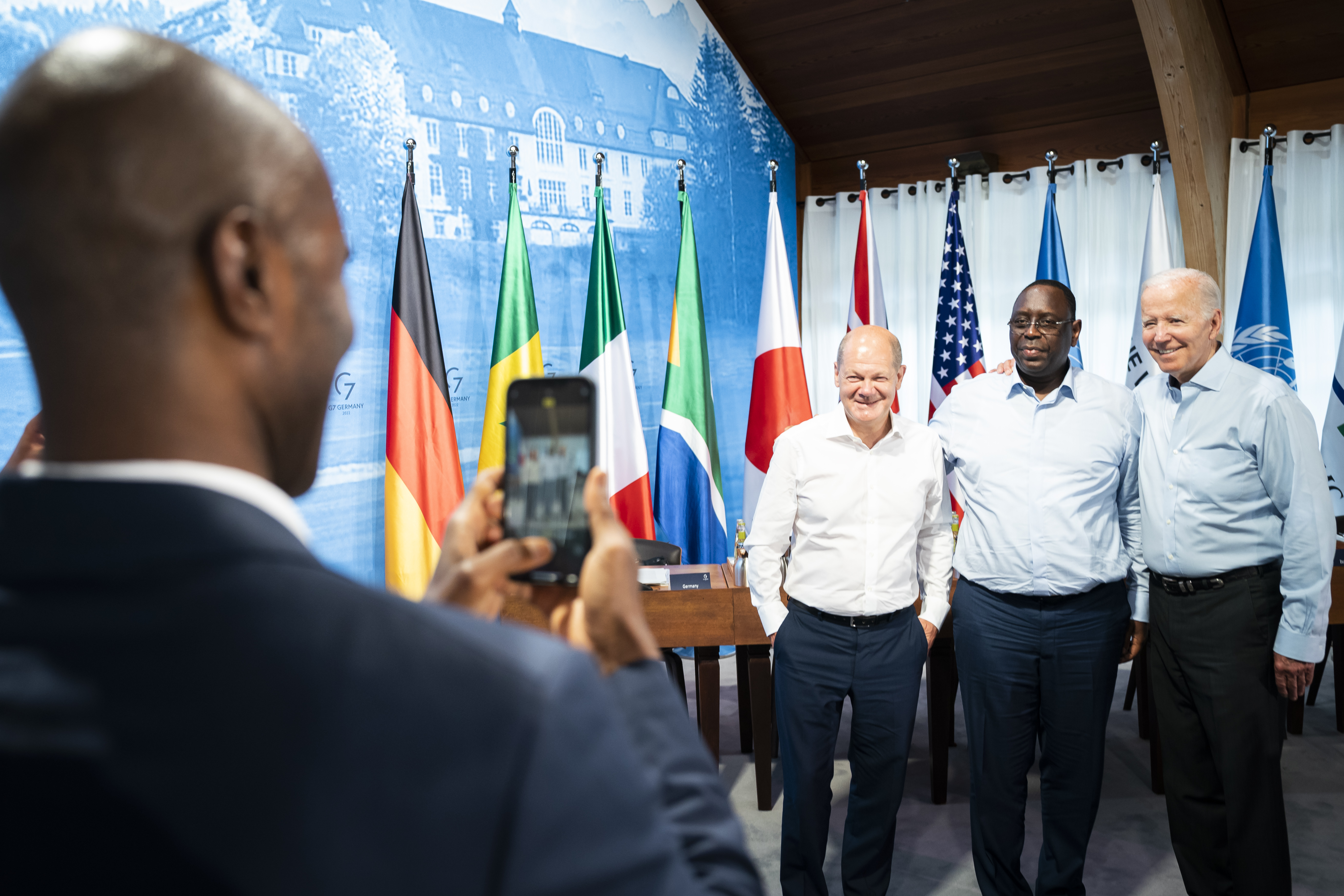 Snapping a moment to remember – Federal Chancellor Olaf Scholz, South African President Cyril Ramaphosa and US President Joe Biden.