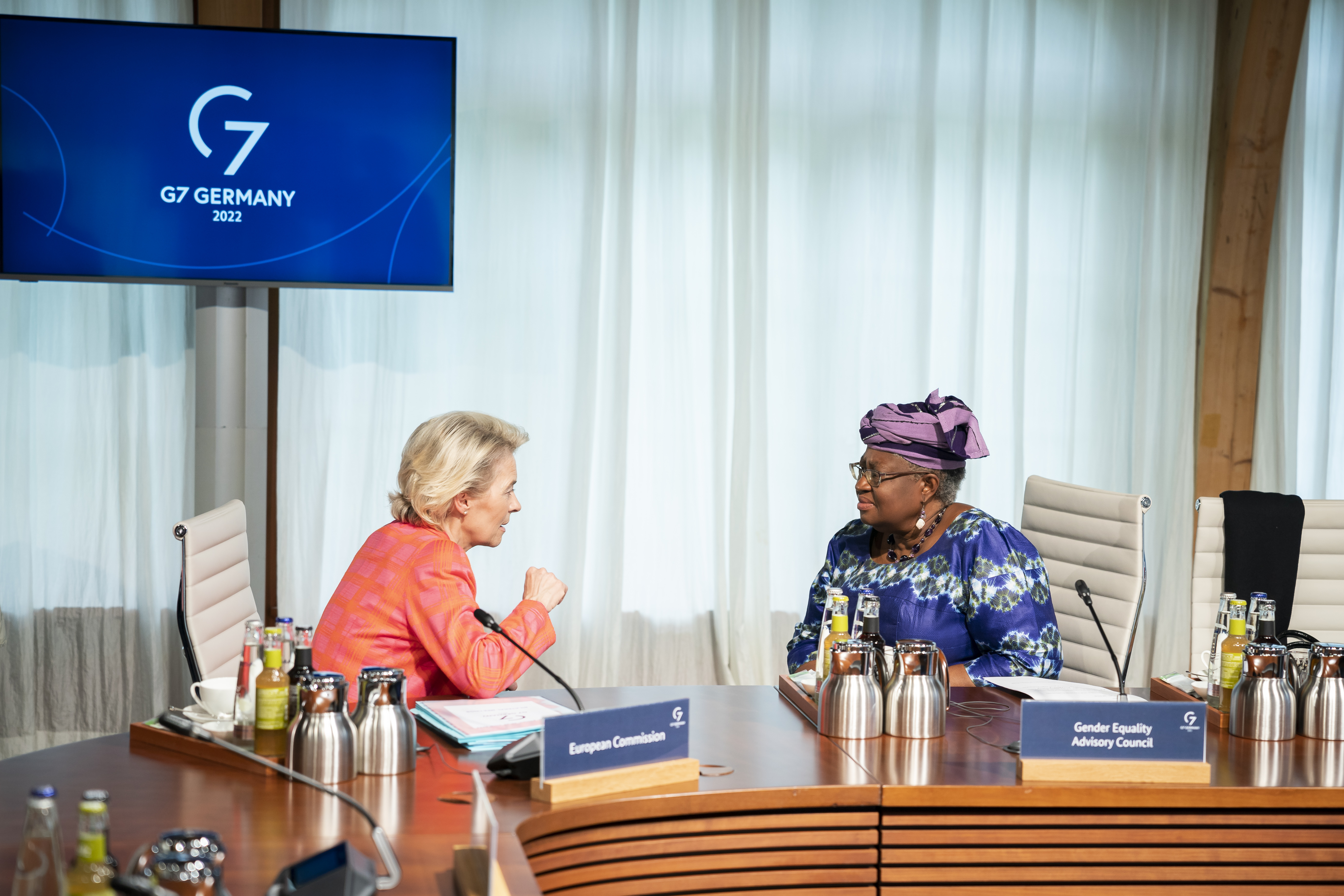 European Commission President Ursula von der Leyen talks with Ngozi Okonjo-Iweala, Director-General of the World Trade Organization (WTO), before the sixth working session begins.