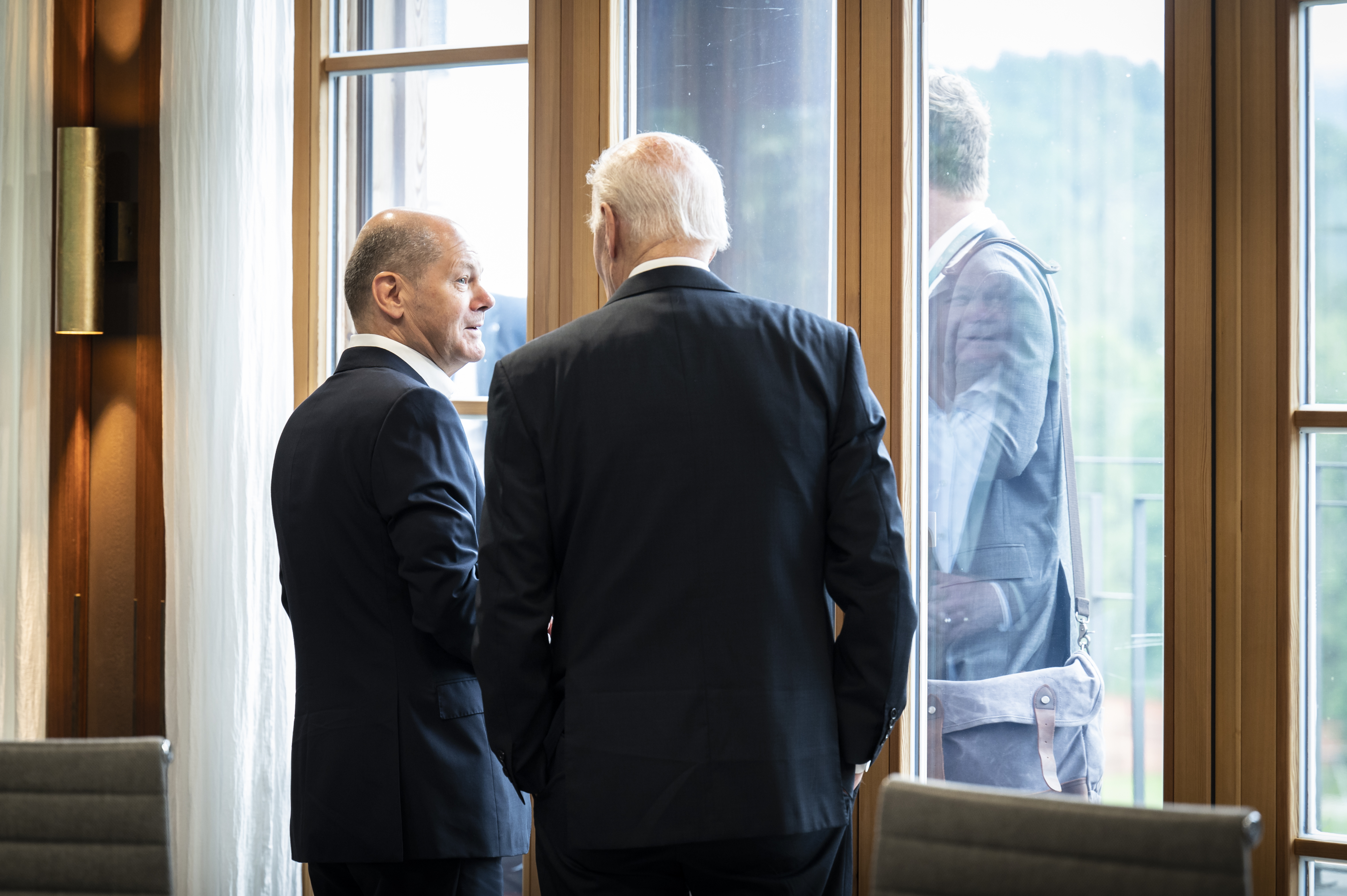 Federal Chancellor Olaf Scholz and US President Joe Biden talk before the seventh working session.